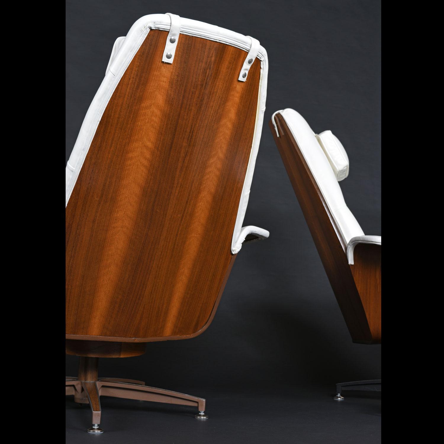 Restauriertes Paar gebogener Lagenstühle aus weißem getuftetem Kunstleder George Mulhauser Mr. Chairs im Angebot 4