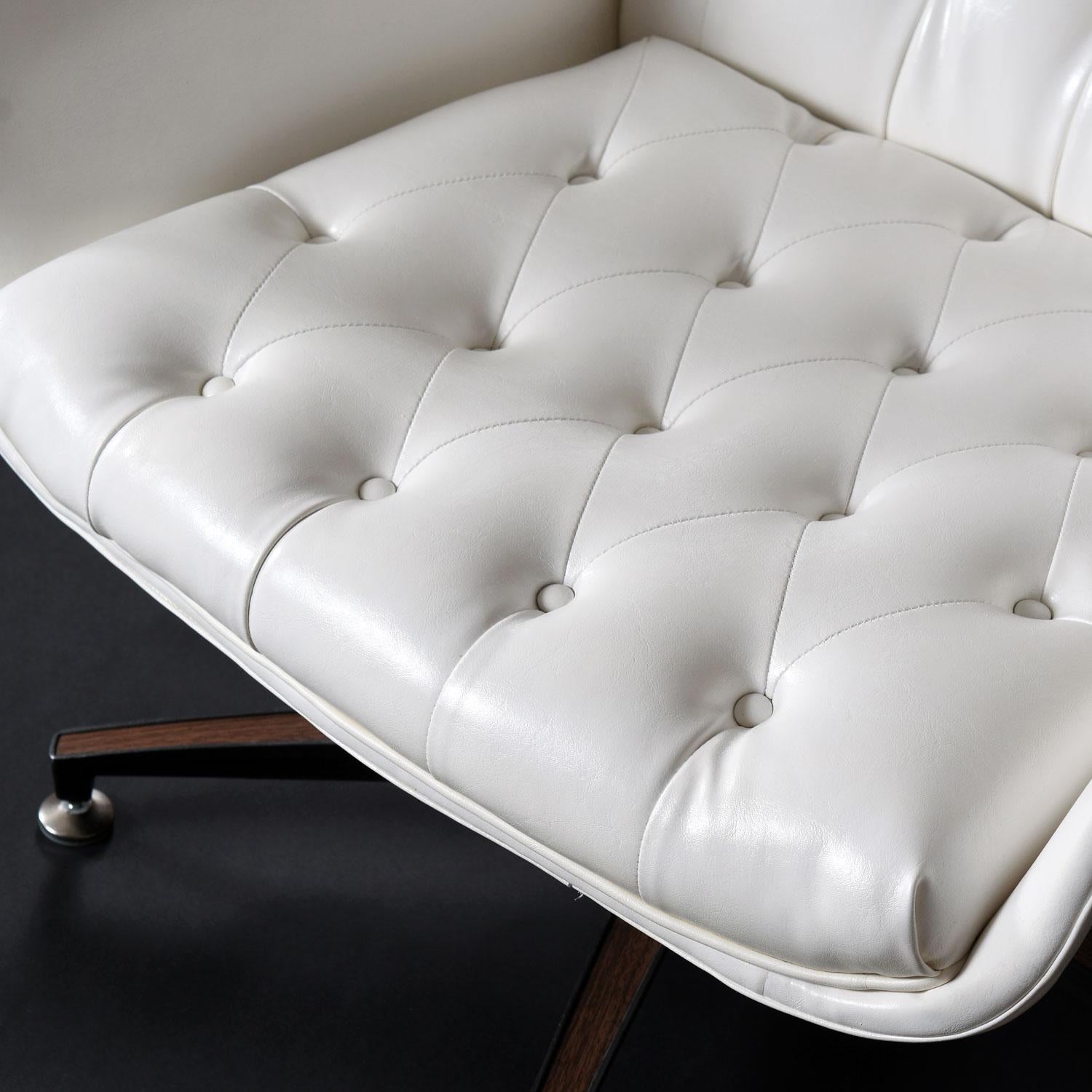 Restauriertes Paar gebogener Lagenstühle aus weißem getuftetem Kunstleder George Mulhauser Mr. Chairs im Angebot 7