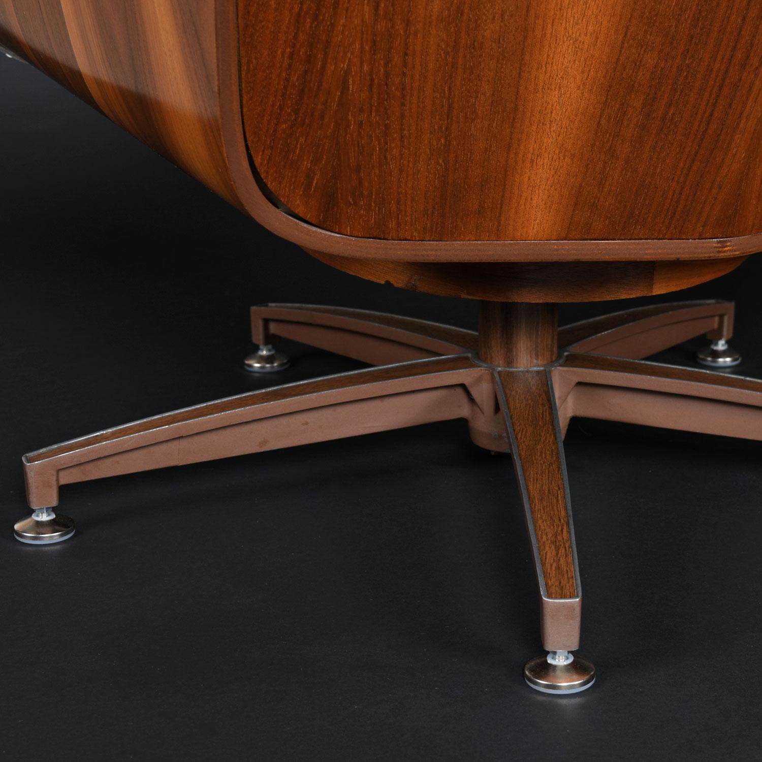 Restauriertes Paar gebogener Lagenstühle aus weißem getuftetem Kunstleder George Mulhauser Mr. Chairs im Angebot 8