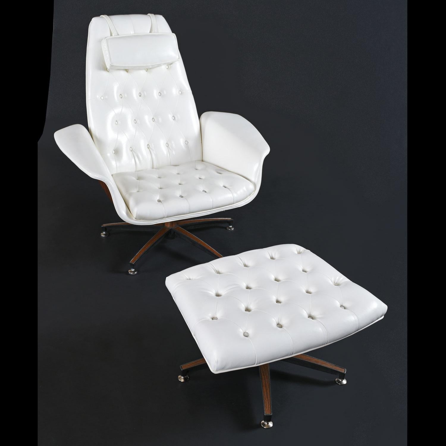 Restauriertes Paar gebogener Lagenstühle aus weißem getuftetem Kunstleder George Mulhauser Mr. Chairs (Moderne der Mitte des Jahrhunderts) im Angebot