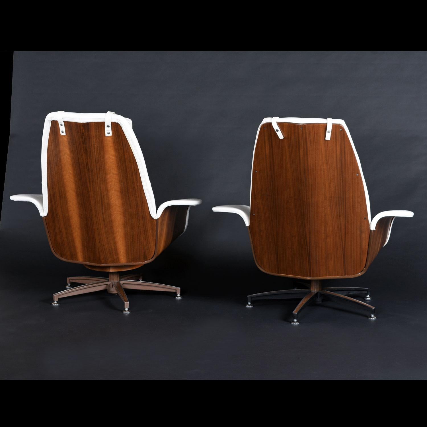 Restauriertes Paar gebogener Lagenstühle aus weißem getuftetem Kunstleder George Mulhauser Mr. Chairs (amerikanisch) im Angebot