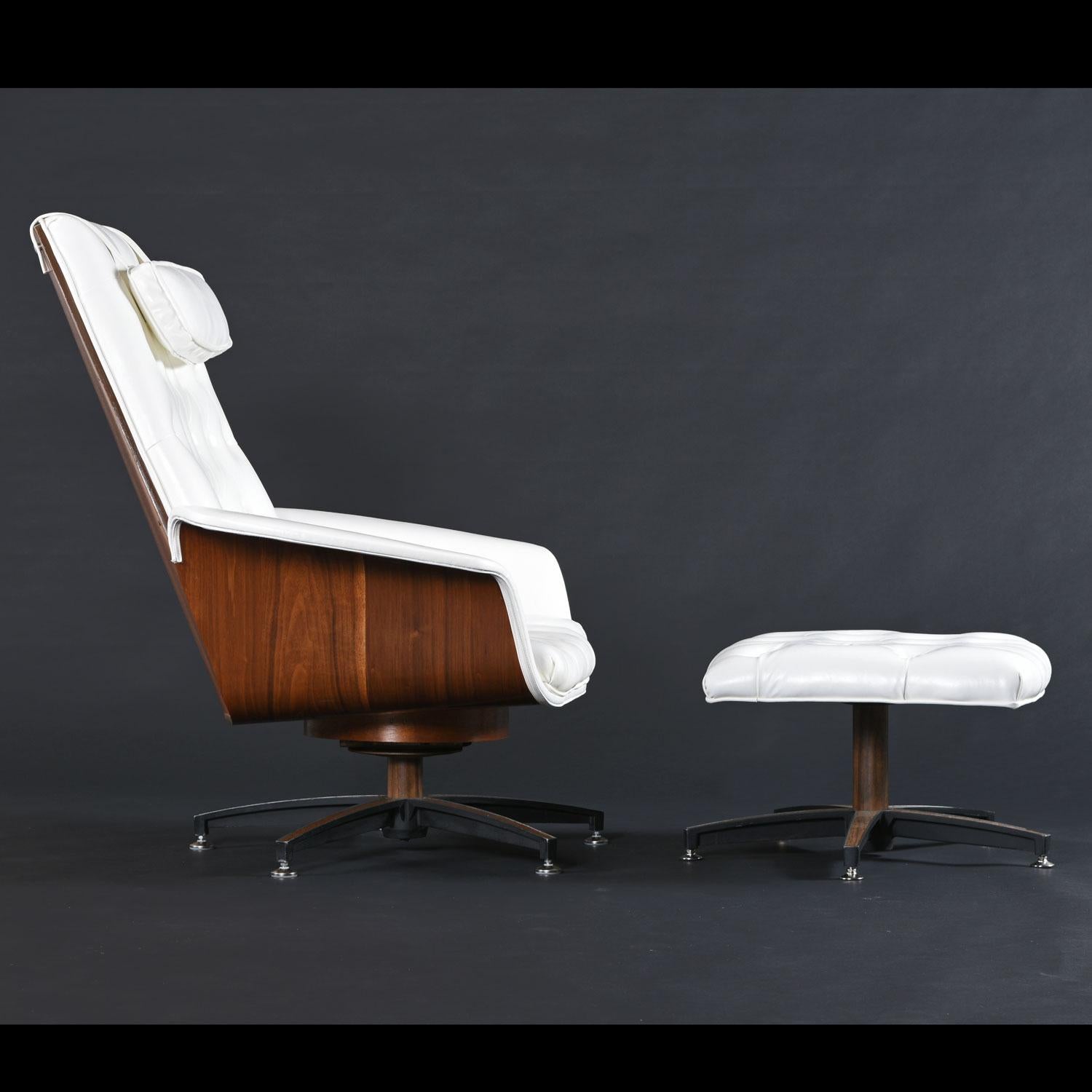 Restauriertes Paar gebogener Lagenstühle aus weißem getuftetem Kunstleder George Mulhauser Mr. Chairs im Zustand „Gut“ im Angebot in Chattanooga, TN