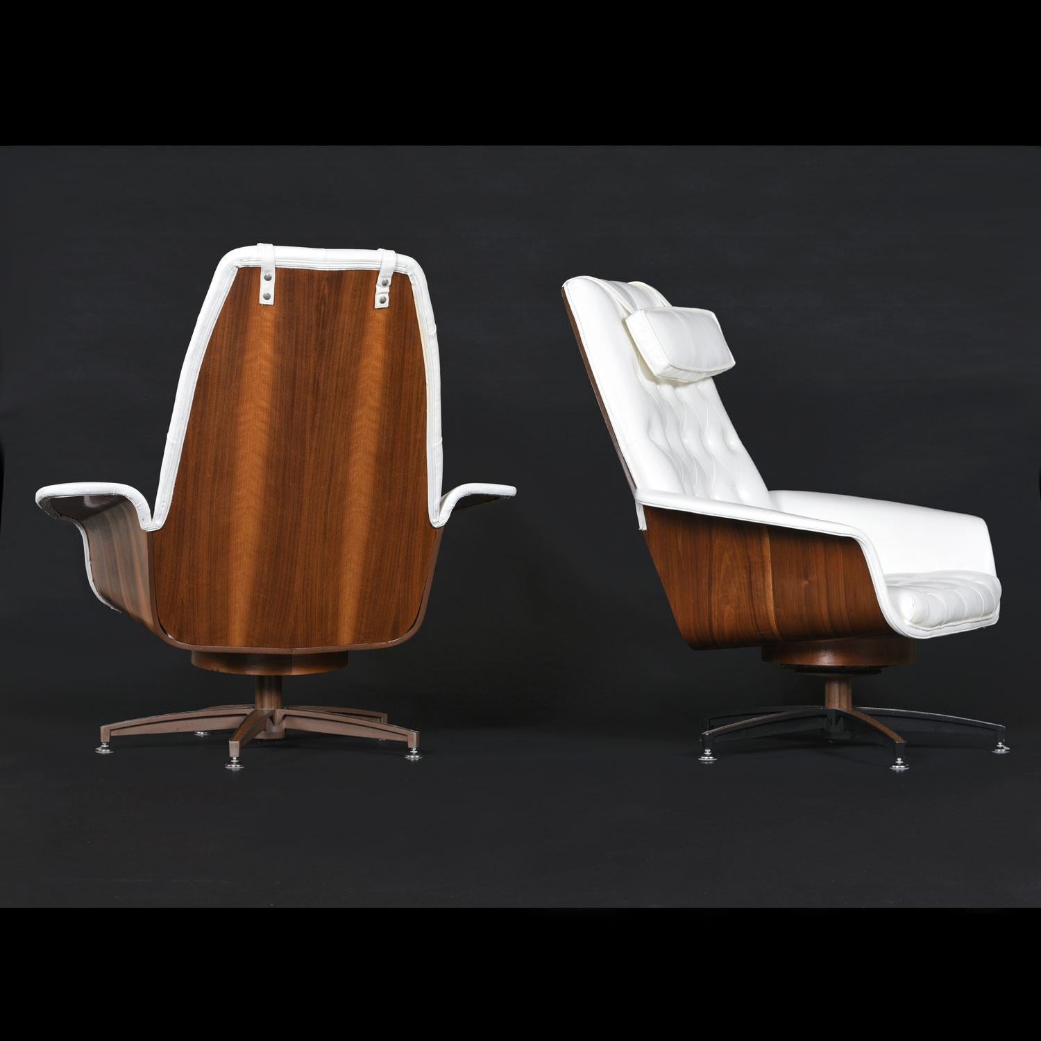 Restauriertes Paar gebogener Lagenstühle aus weißem getuftetem Kunstleder George Mulhauser Mr. Chairs (Metall) im Angebot
