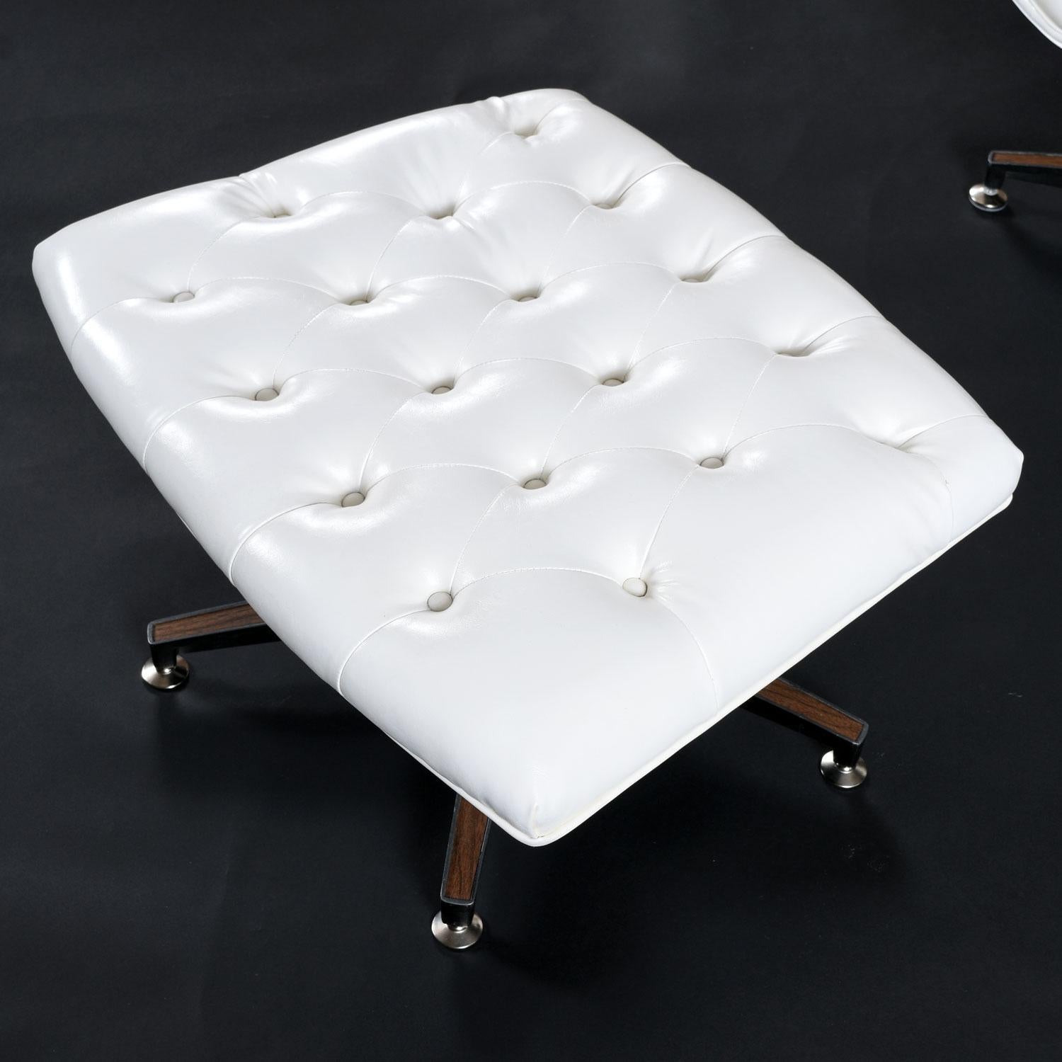 Restauriertes Paar gebogener Lagenstühle aus weißem getuftetem Kunstleder George Mulhauser Mr. Chairs im Angebot 2