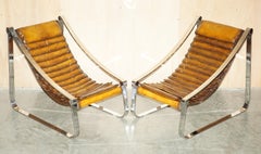 COPPIA DI POLTRONE DA SALOTTO MUSTANG IN PELLE MARRONE CON STRUTTURA CROMATA E SCHIENALE SCANALATO, RESTAURATE