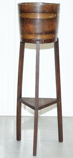 Paire de porte-plantes restaurés de R A Lister & Co. Joli design de tonneau:: circa 1900