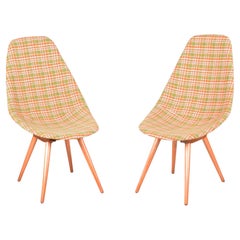 Paire de chaises tchèques du milieu du siècle dernier restaurées, 1950-1960, fabriquées en hêtre et en tissu