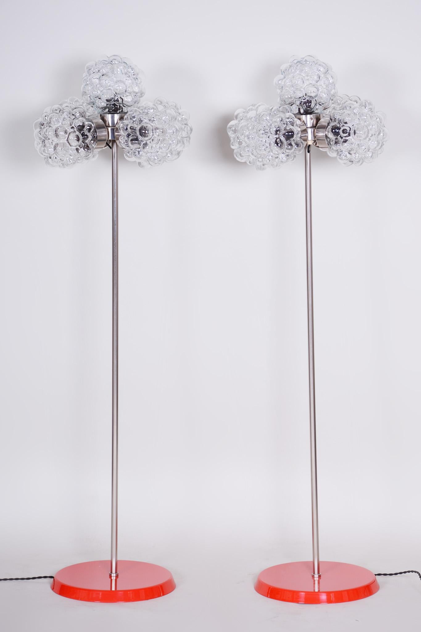 Paire de lampadaires chromés rouges du milieu du siècle dernier:: restaurés:: années 1960:: Kamenický Šenov Bon état - En vente à Brandys nad Labem, Středočeský kraj