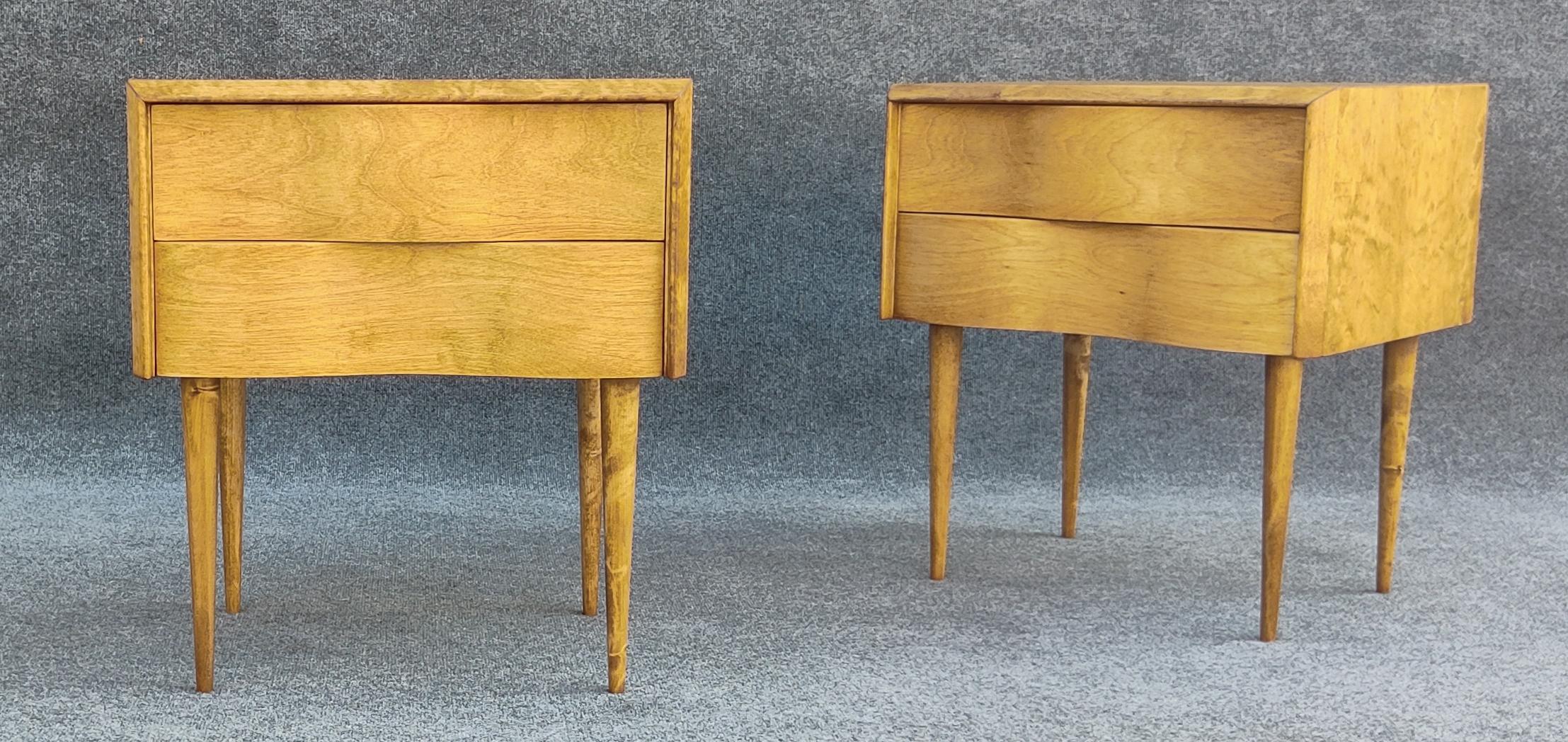Mid-20th Century Restored Pair of Edmund Spence Golden Birch Wavy Front Nightstands, Sweden 1950s For Sale