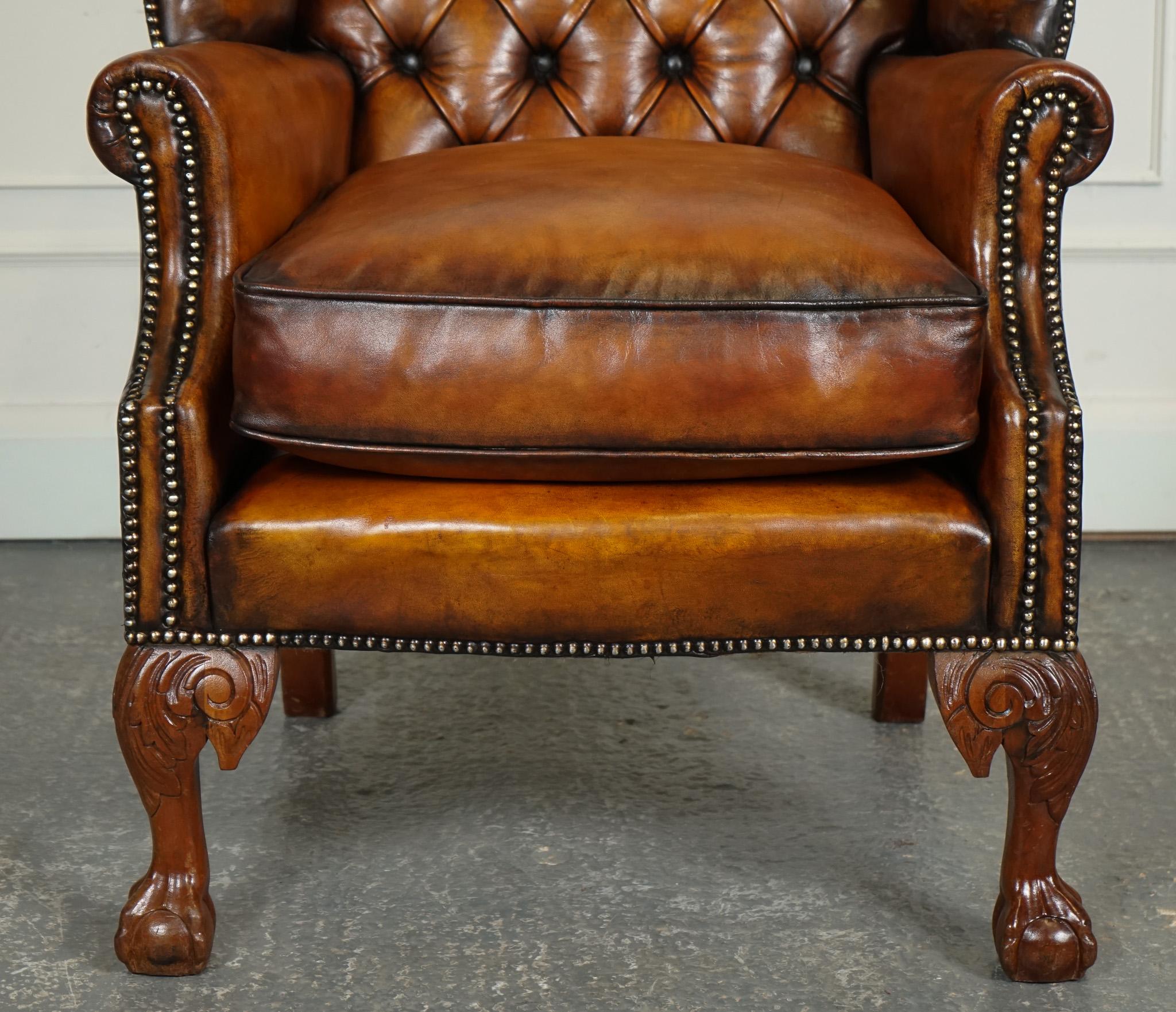 RESTORED PAIR OF HAND DYED BROWN LEATHER CHESTERFiELD WINGBACK ARMCHAiRS For Sale 4