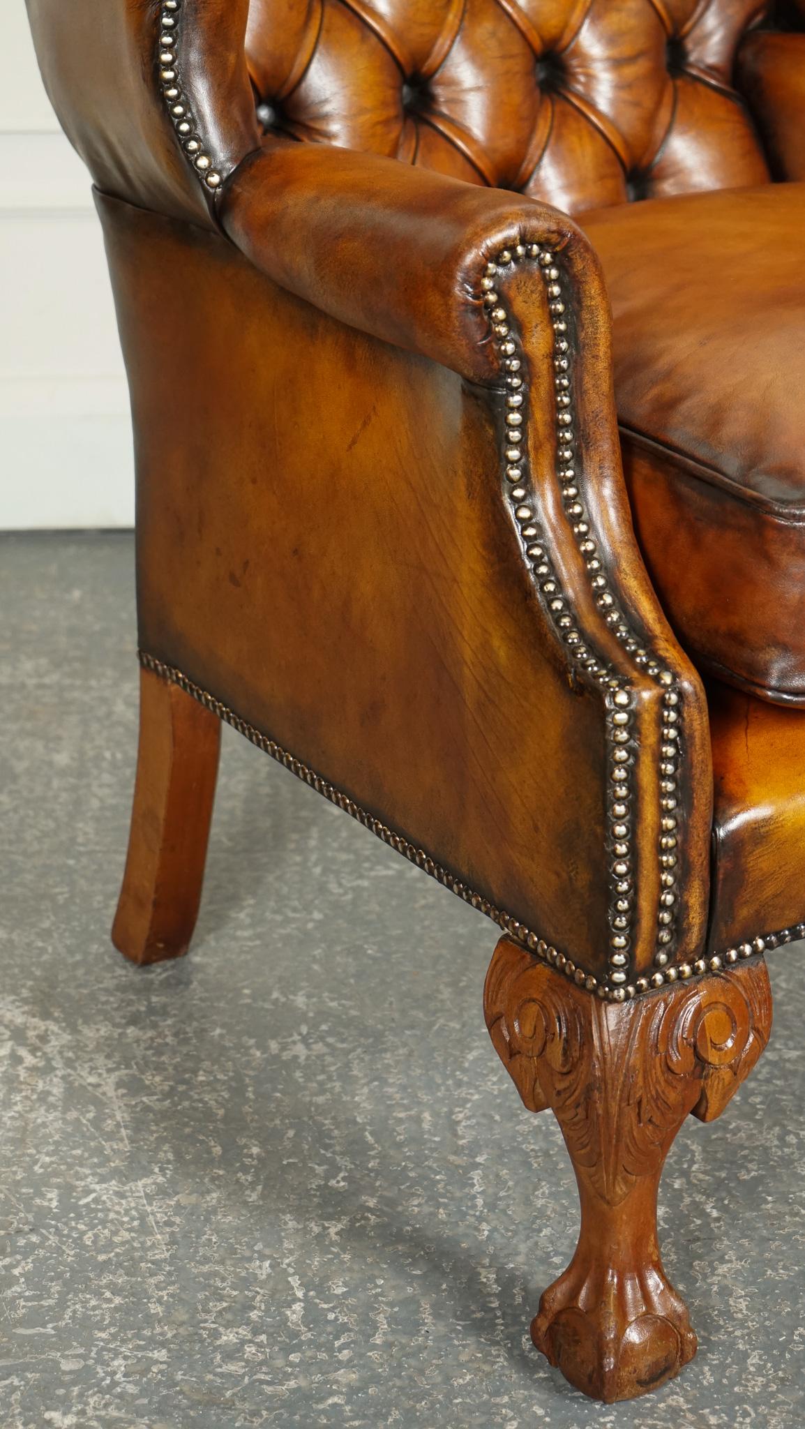 RESTORED PAIR OF HAND DYED BROWN LEATHER CHESTERFiELD WINGBACK ARMCHAiRS For Sale 5
