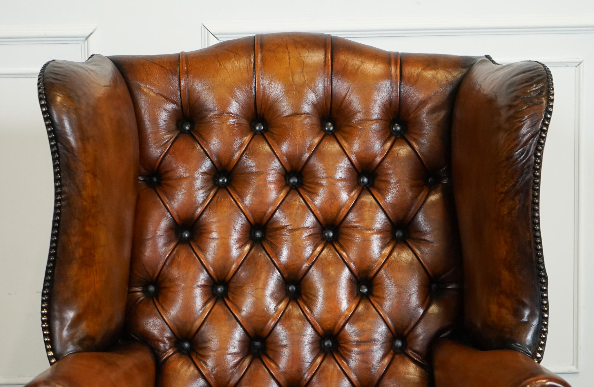 RESTORED PAIR OF HAND DYED BROWN LEATHER CHESTERFiELD WINGBACK ARMCHAiRS For Sale 3