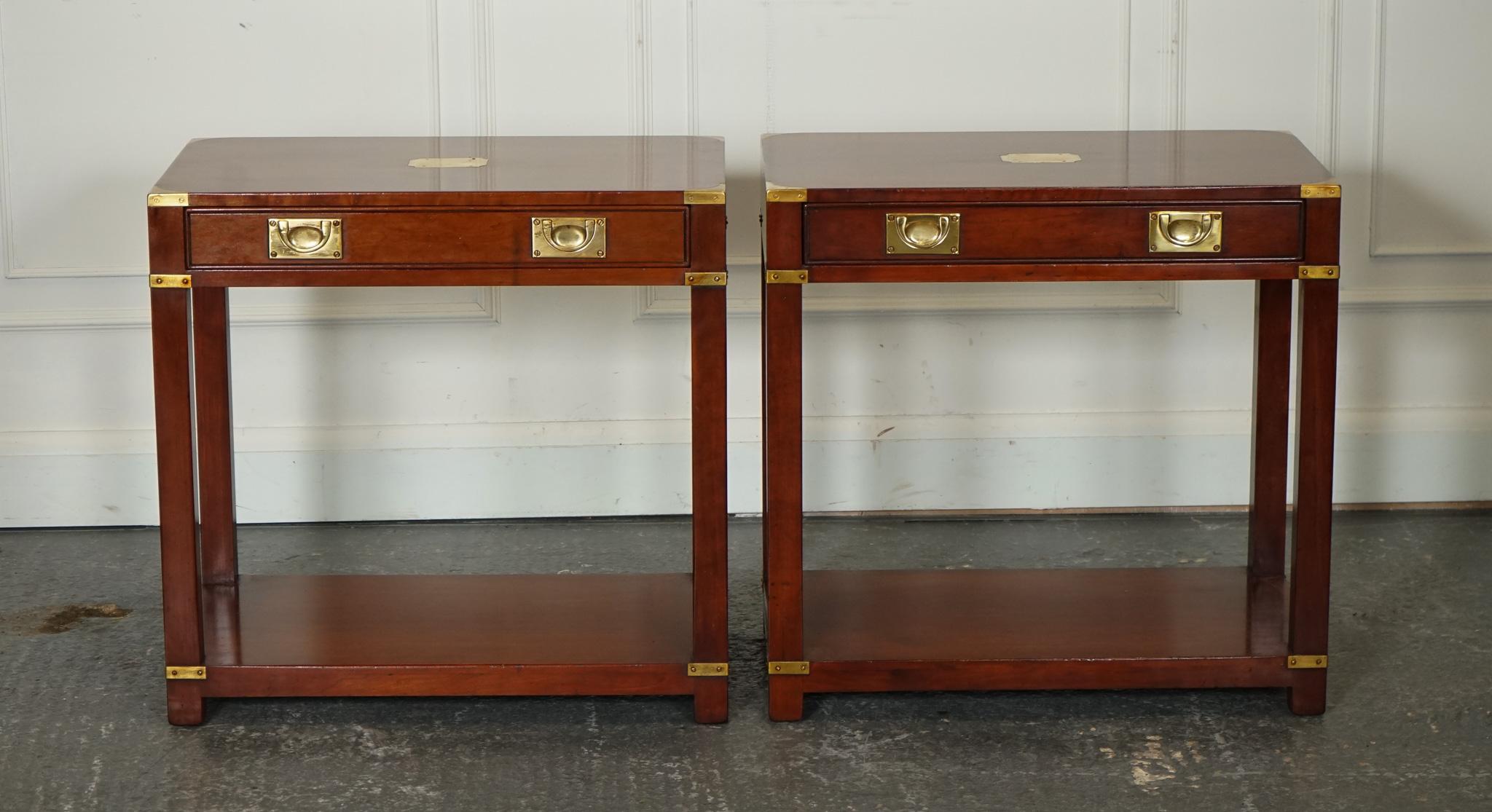 
Wir freuen uns, dieses Vintage Pair Of Harrods Reh Kennedy Campaigner Side Bedside Tables zum Verkauf anbieten zu können.

Sie stehen für zeitlose Eleganz und Handwerkskunst und sind eine unverwechselbare Ergänzung für jede Schlafzimmereinrichtung.