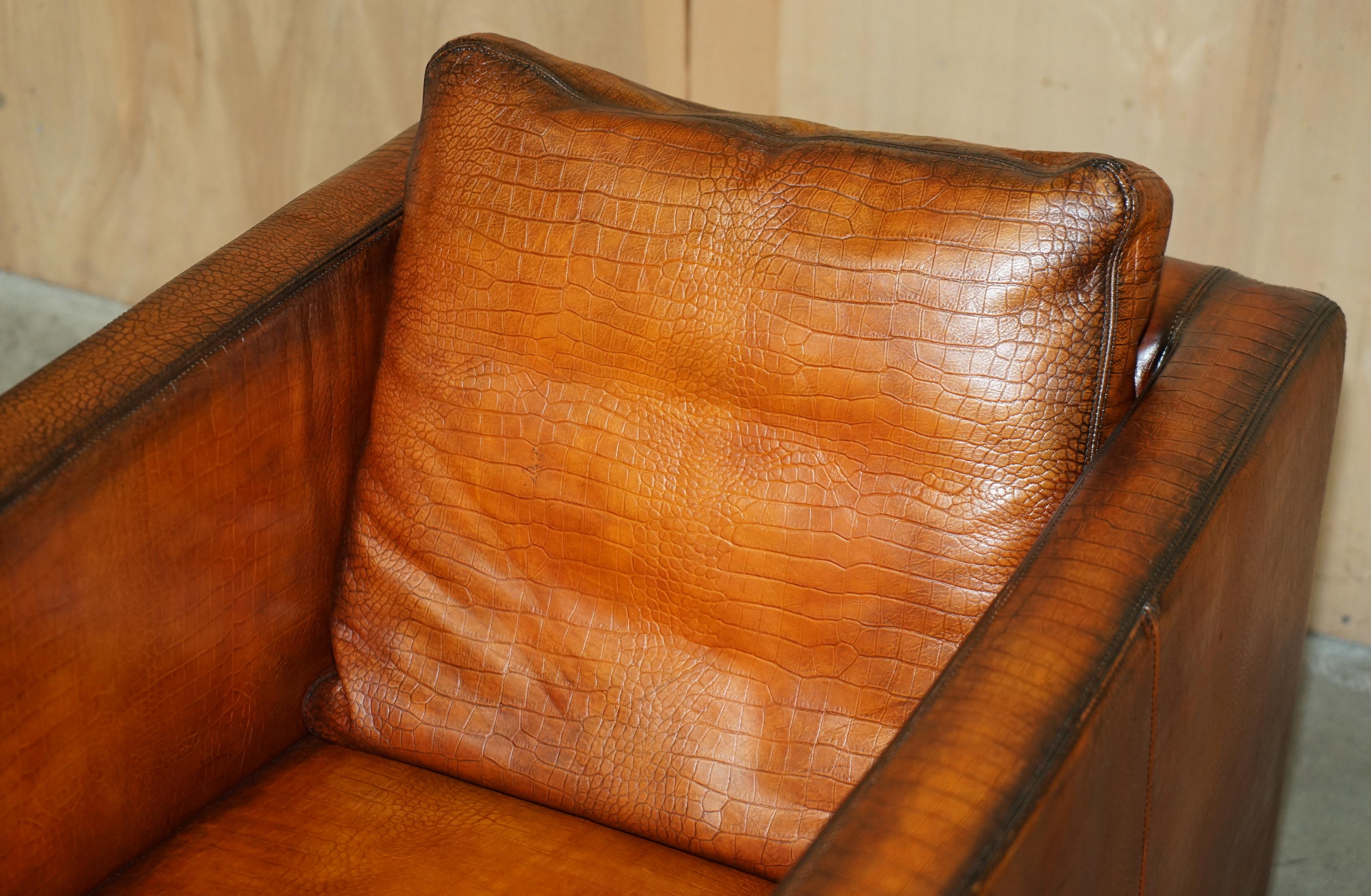 Italiano COPPIA RESTAURATA DI POLTRONE DA CLUB IN PELLE MOROSO CROCODILLO ALLIGATORE PATINA MARRONE in vendita