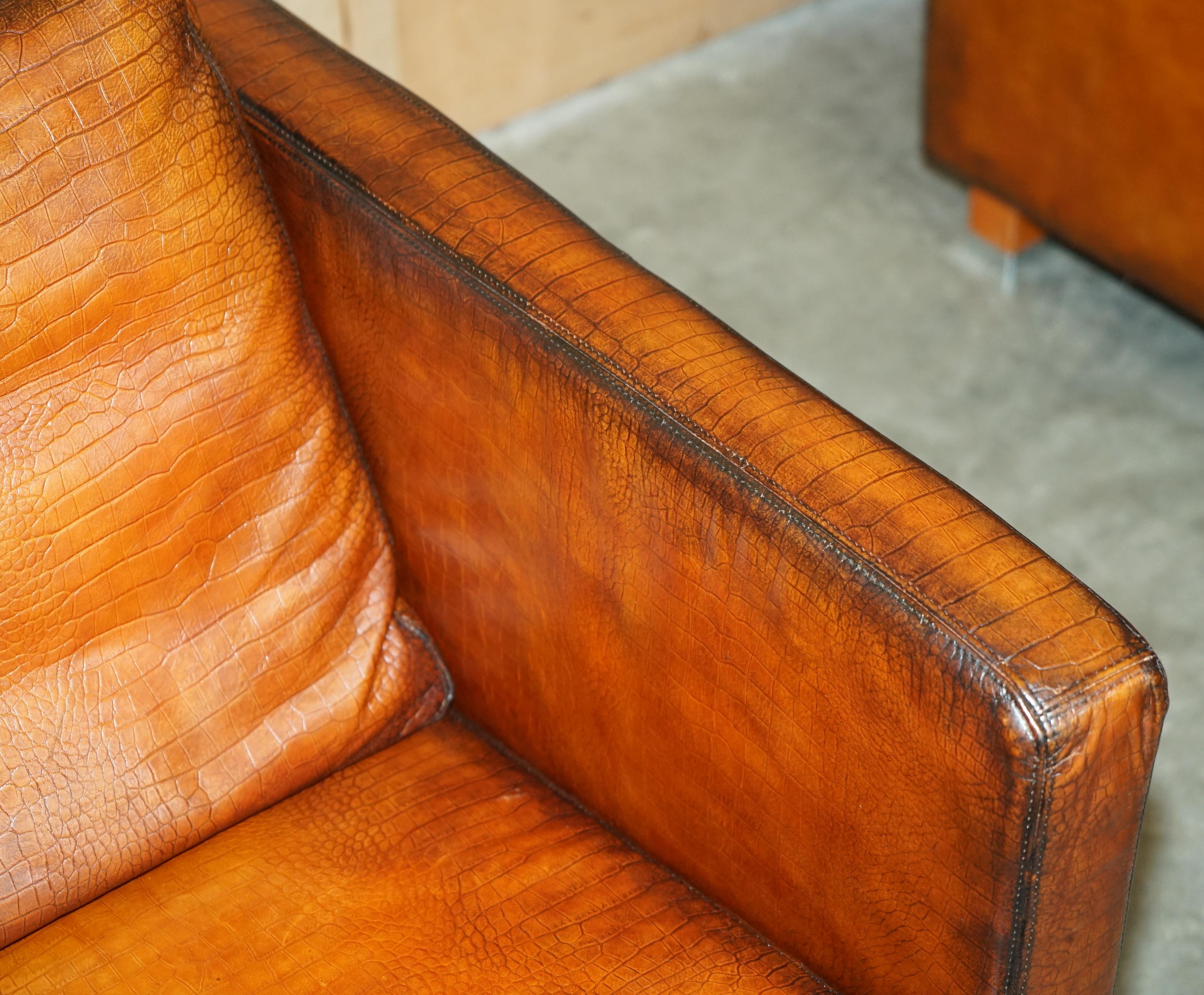 XX secolo COPPIA RESTAURATA DI POLTRONE DA CLUB IN PELLE MOROSO CROCODILLO ALLIGATORE PATINA MARRONE in vendita
