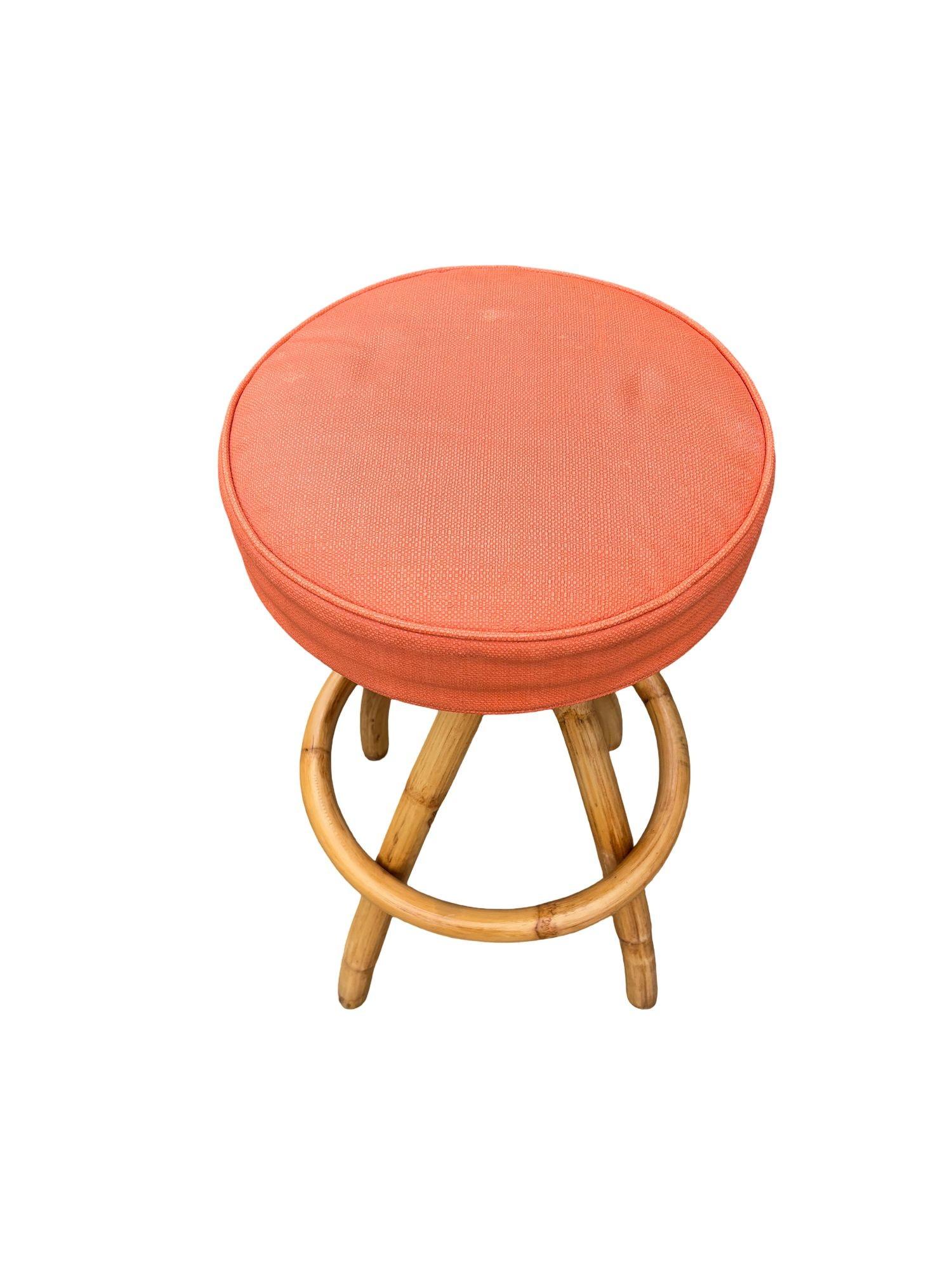Restauriertes Paar Rattan-Barhocker mit Spiralbeinen und orangefarbenen Polstern im Zustand „Hervorragend“ im Angebot in Van Nuys, CA