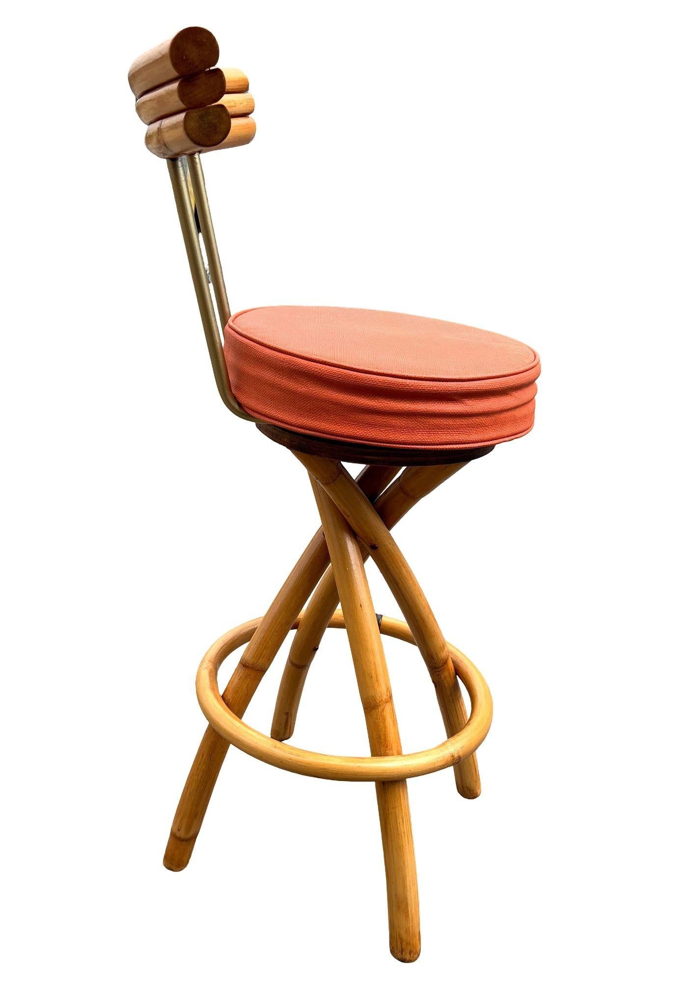 Restauriertes Paar Rattan-Barhocker mit Spiralbeinen und orangefarbenen Polstern (Mitte des 20. Jahrhunderts) im Angebot