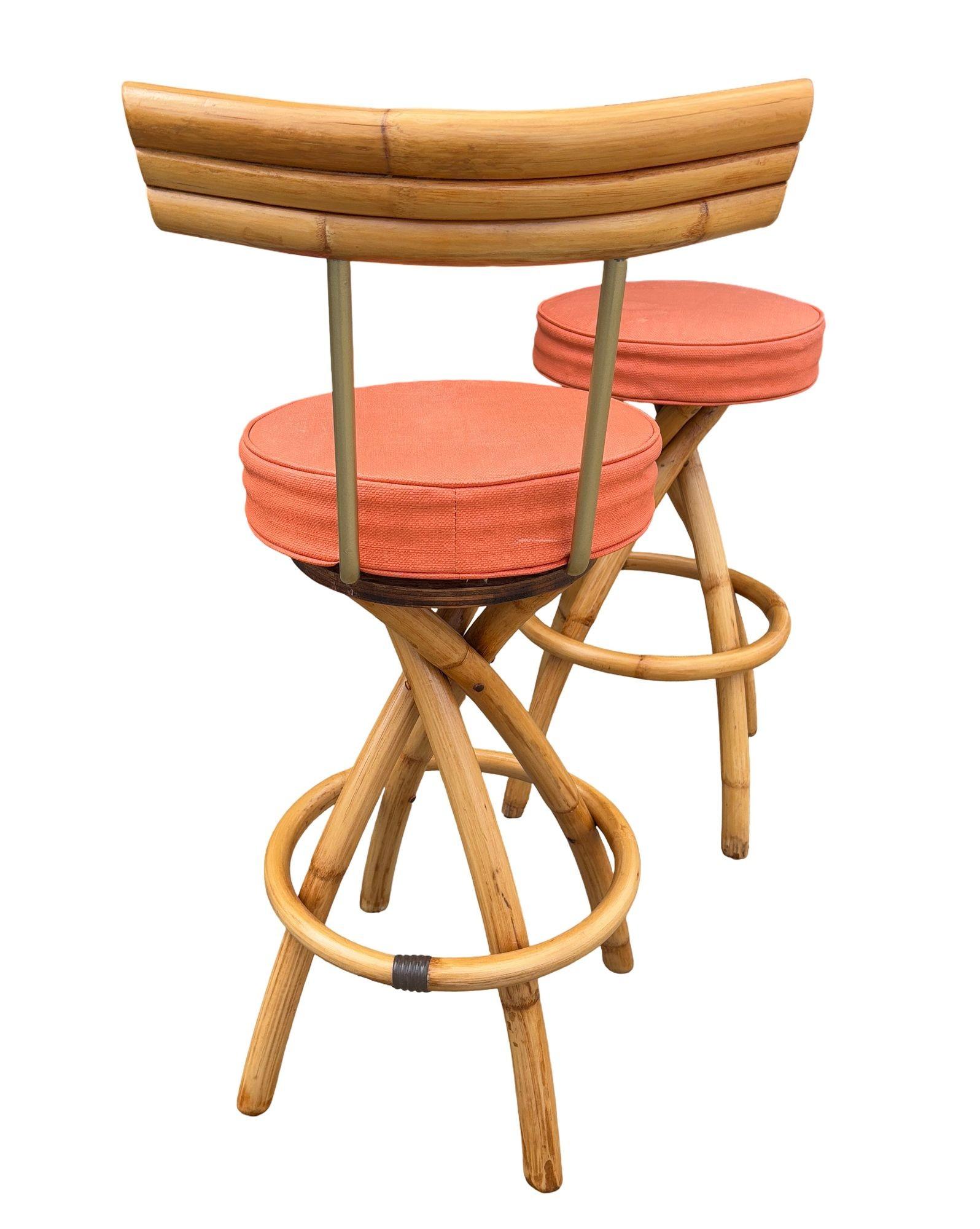 Restauriertes Paar Rattan-Barhocker mit Spiralbeinen und orangefarbenen Polstern (Naugahyde) im Angebot