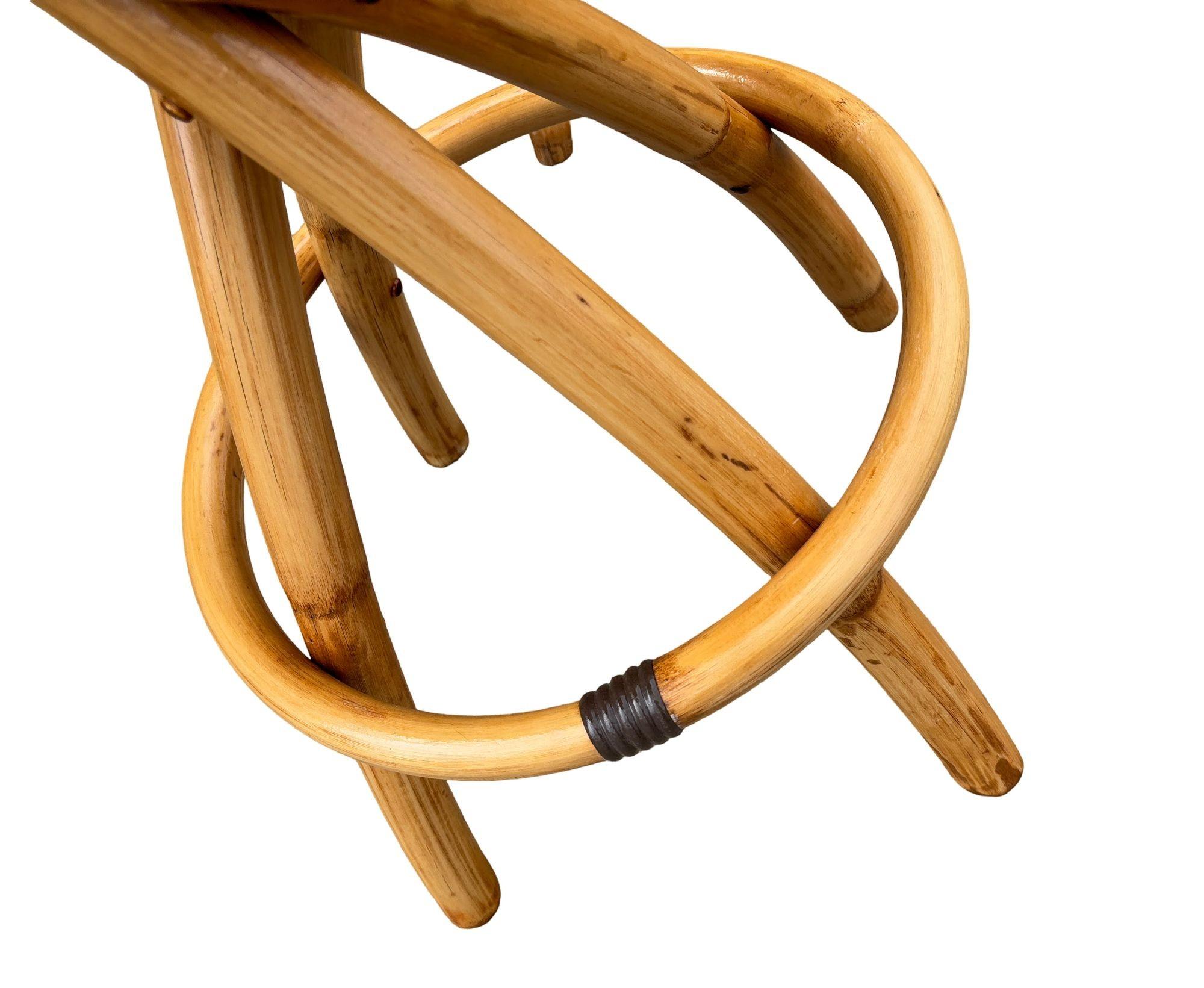 Restauriertes Paar Rattan-Barhocker mit Spiralbeinen und orangefarbenen Polstern im Angebot 1