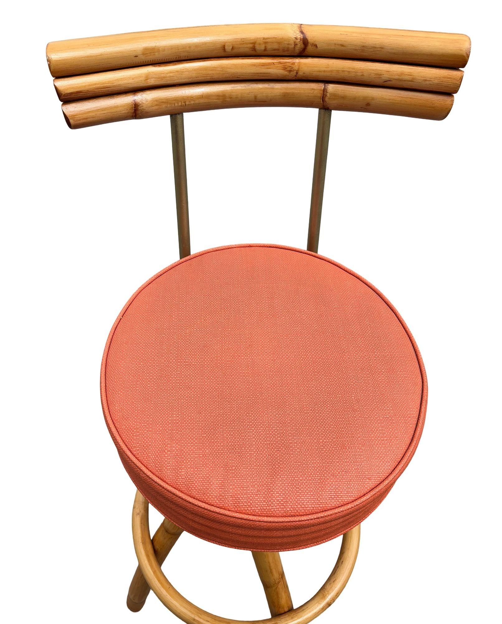 Restauriertes Paar Rattan-Barhocker mit Spiralbeinen und orangefarbenen Polstern im Angebot 2