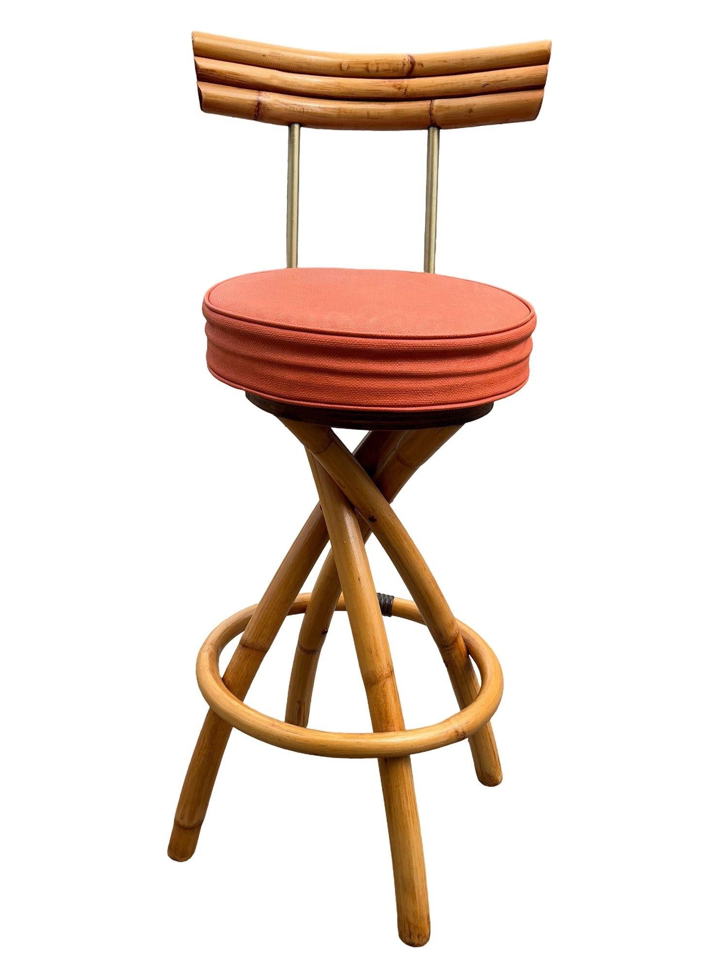 Restauriertes Paar Rattan-Barhocker mit Spiralbeinen und orangefarbenen Polstern im Angebot 3