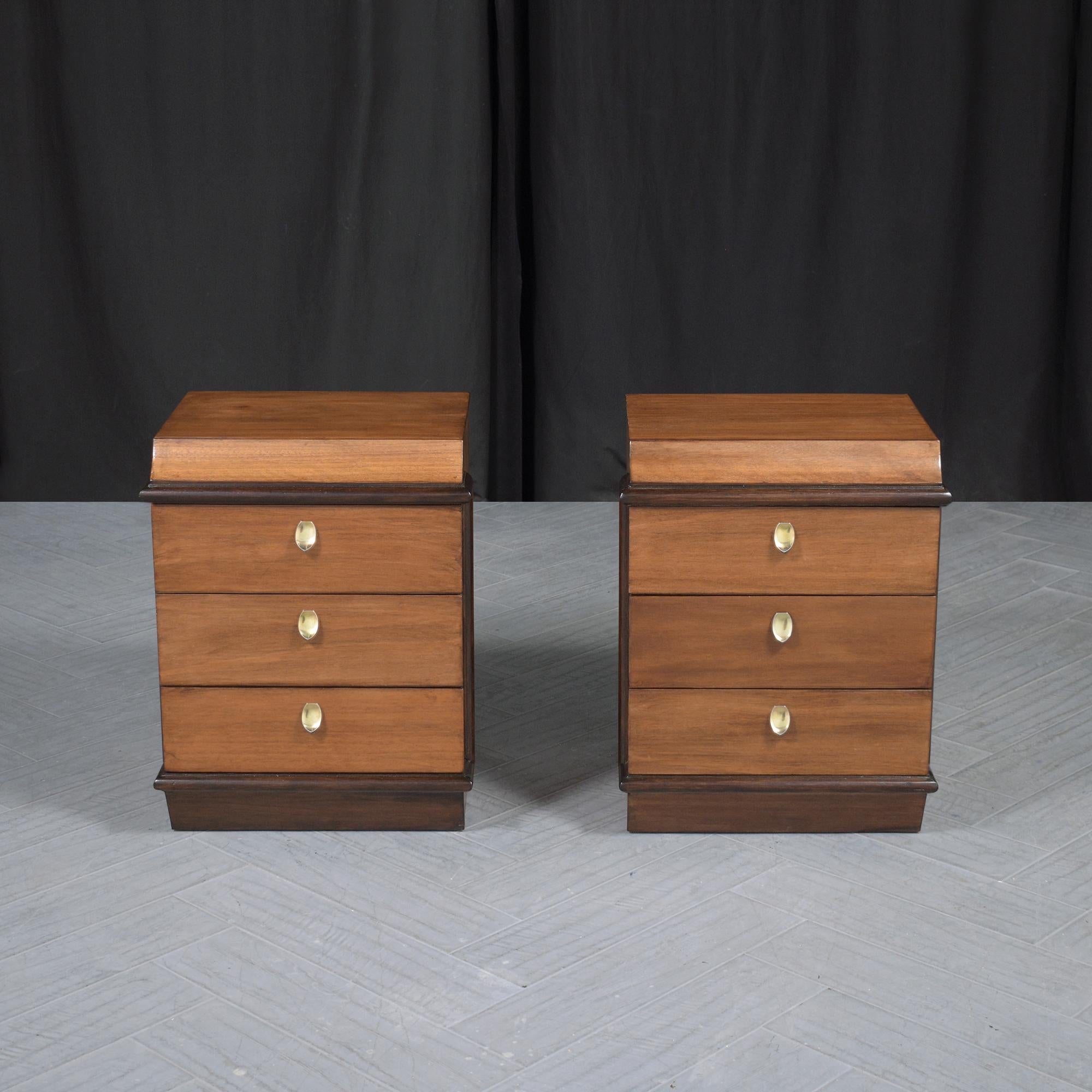1960s Mid-Century Modern Walnut Nightstands - Une paire intemporelle restaurée en vente 3