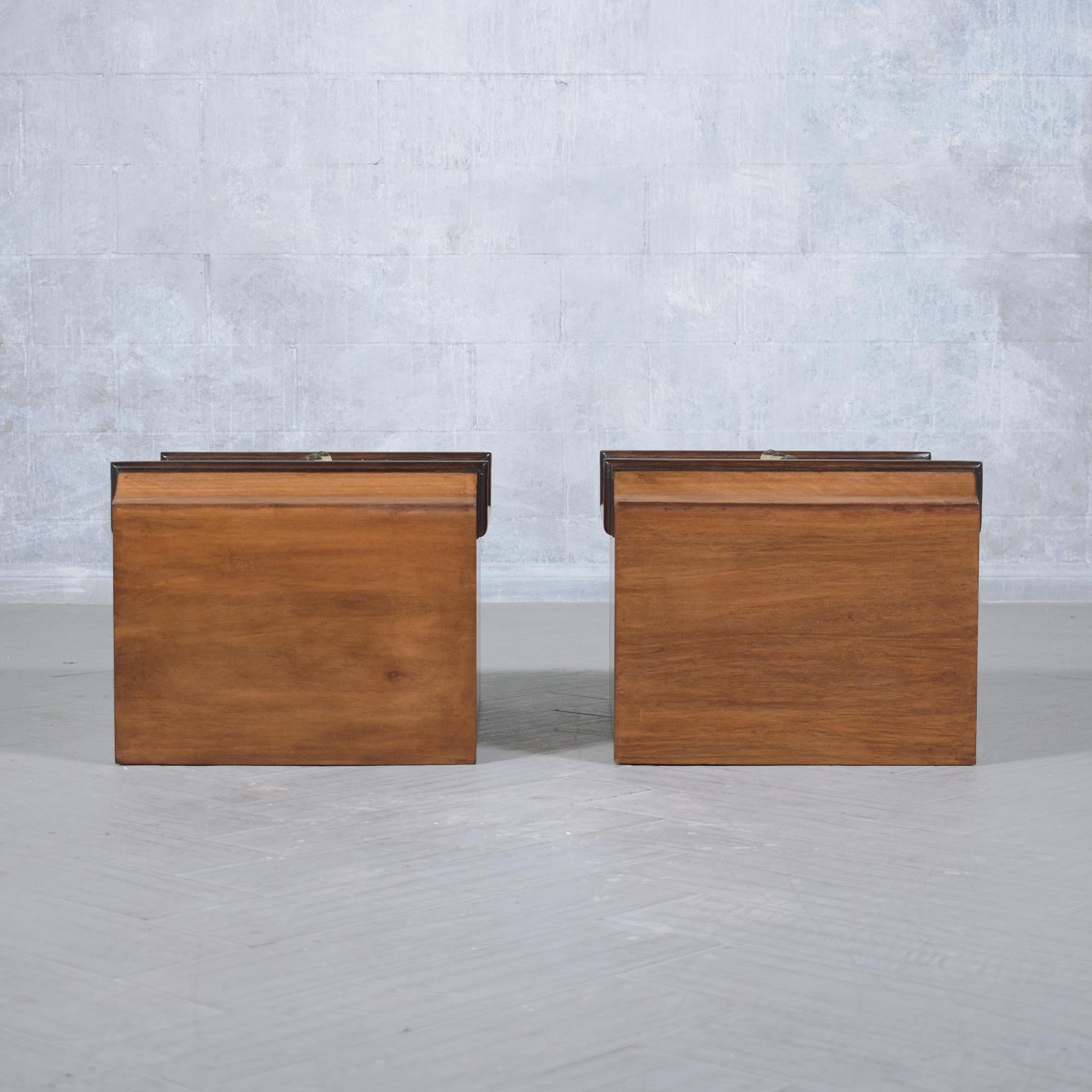 1960s Mid-Century Modern Walnut Nightstands - Une paire intemporelle restaurée en vente 5