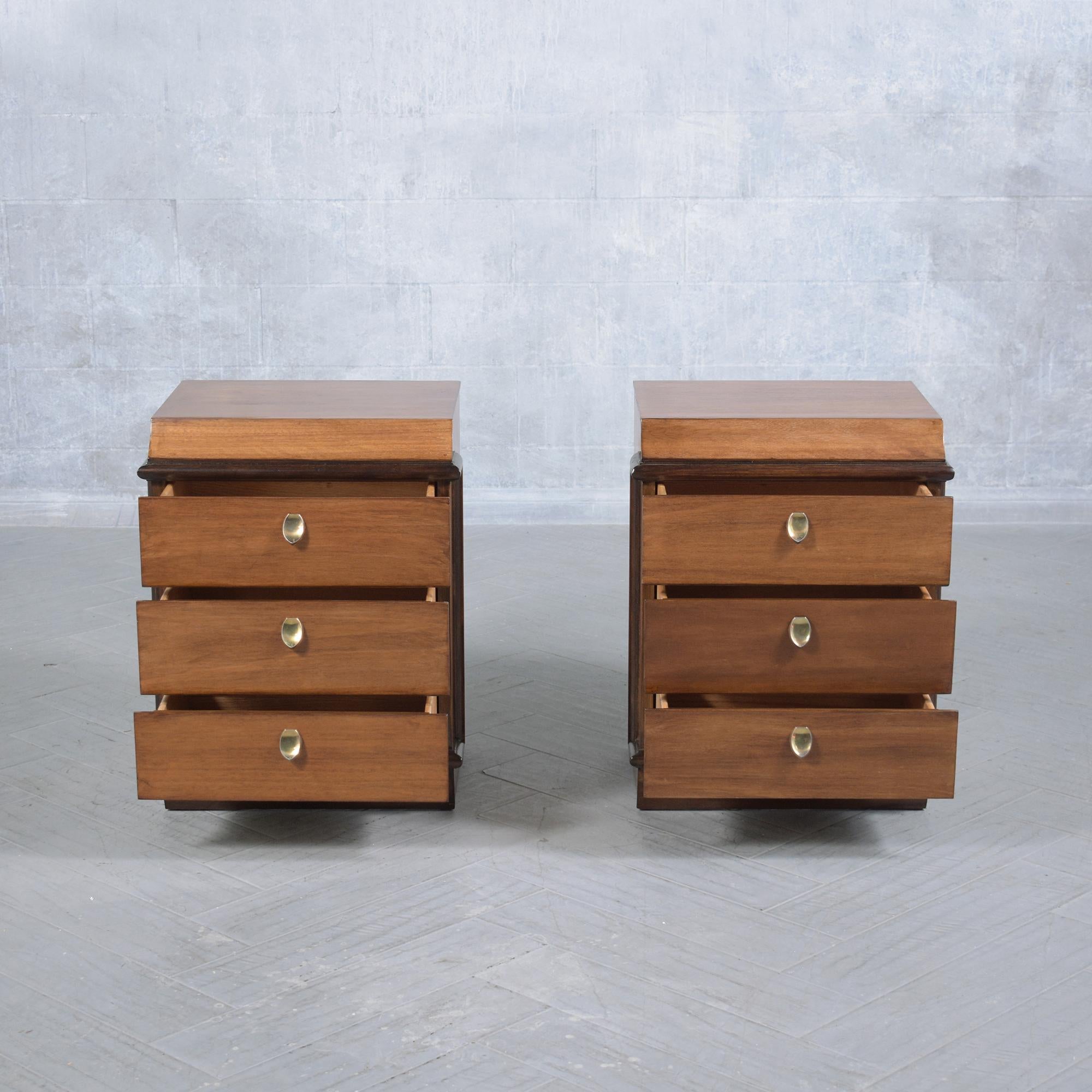 Milieu du XXe siècle 1960s Mid-Century Modern Walnut Nightstands - Une paire intemporelle restaurée en vente