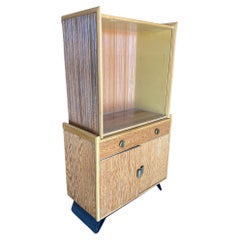 Restaurierter Vitrinenschrank aus gekämmtem Holz mit Schiebeglas von Paul Frankl für Brown Saltman