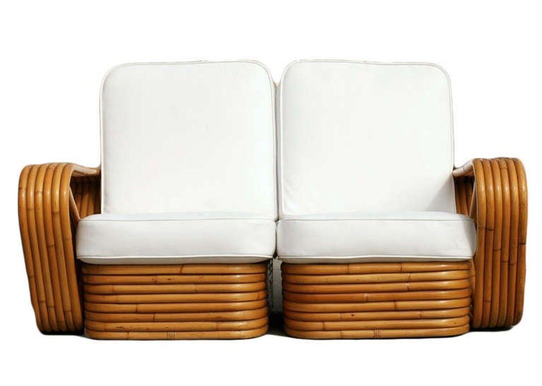 Causeuse en rotin bretzel à six brins carrés de Paul Frankl. Ce siège deux places date des années 1930 et est livré avec des coussins en vinyle blanc récemment rembourrés, mais des coussins en tissu noir sont également disponibles.

Les coussins