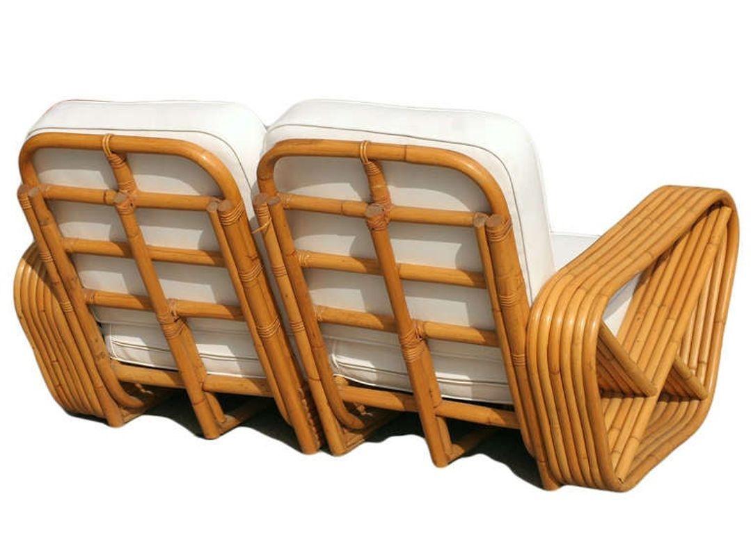 Restaurierter sechssträngiger, quadratischer Loveseat aus gestapeltem Rattan von Paul Frankl (amerikanisch) im Angebot