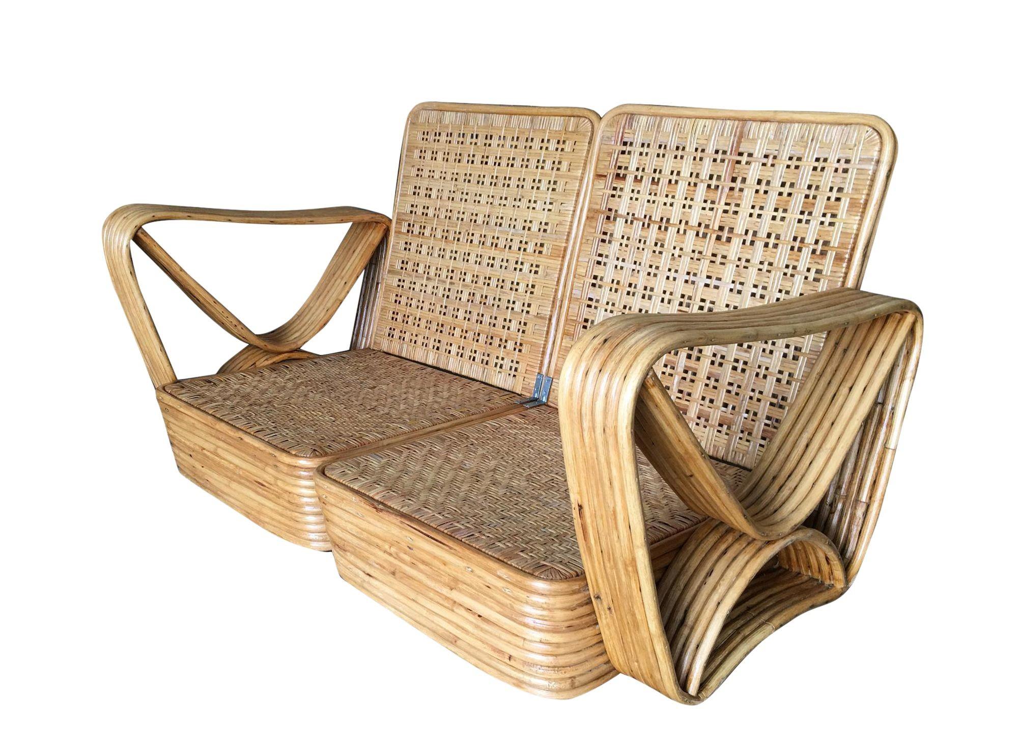 Ensemble de salon en rotin à bâtons rompus de style Paul comprenant un canapé sectionnel trois places assorti, un ottoman et deux tables d'appoint. Le canapé présente les célèbres accoudoirs en bretzel carré à six brins et une base en rotin empilé.