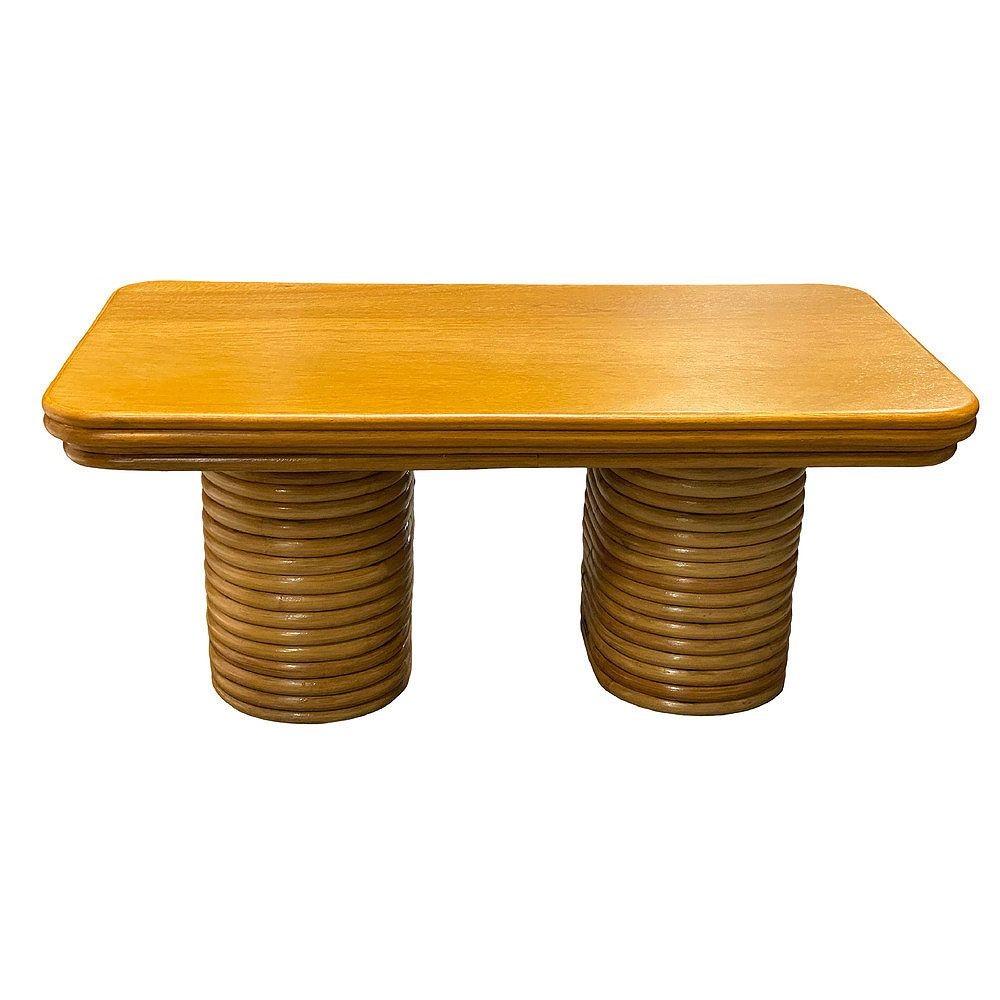 Mesa de centro restaurada al estilo Paul Frankl, con base de ratán apilado y tablero de caoba. La mesa tiene un tablero de caoba con 3 bordes de ratán de 3 hebras sobre 2 bases de ratán de 16 hebras apiladas horizontalmente. Se basa en el diseño de