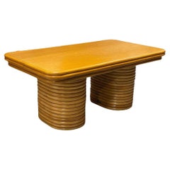 Tavolino in rattan impilato di metà secolo restaurato con piano in mogano