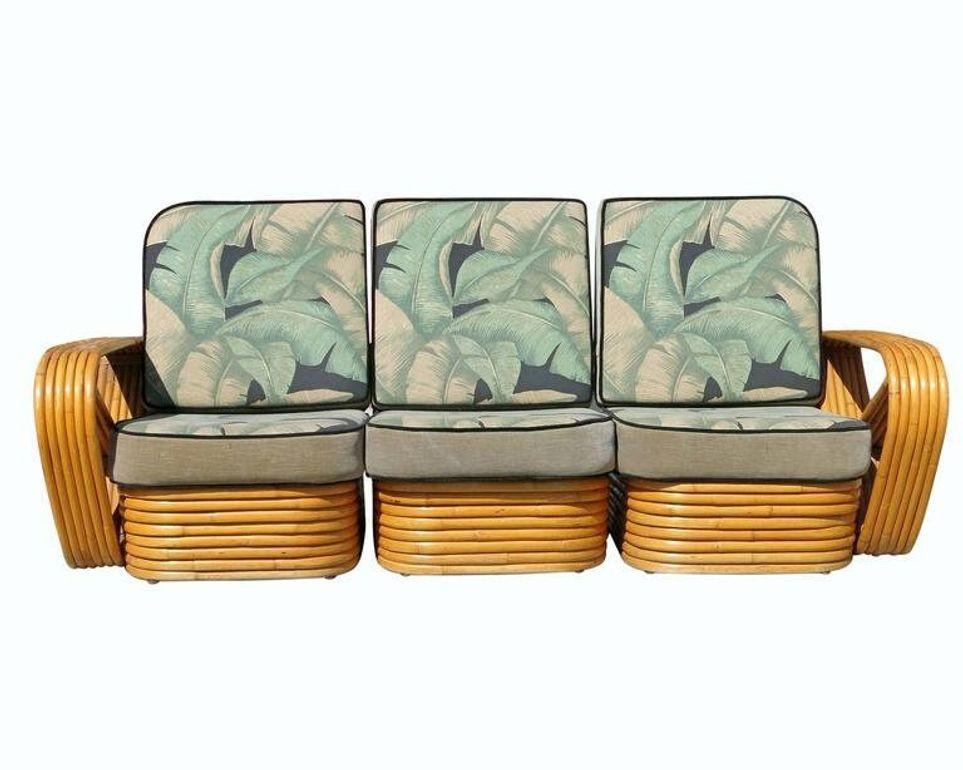 Questo divano componibile a tre posti in rattan quadrato a sei fili, splendidamente restaurato, è stato realizzato in stile Art Deco. Questo divano presenta i famosi braccioli quadrati a sei fili e una base in rattan impilata, disegnata