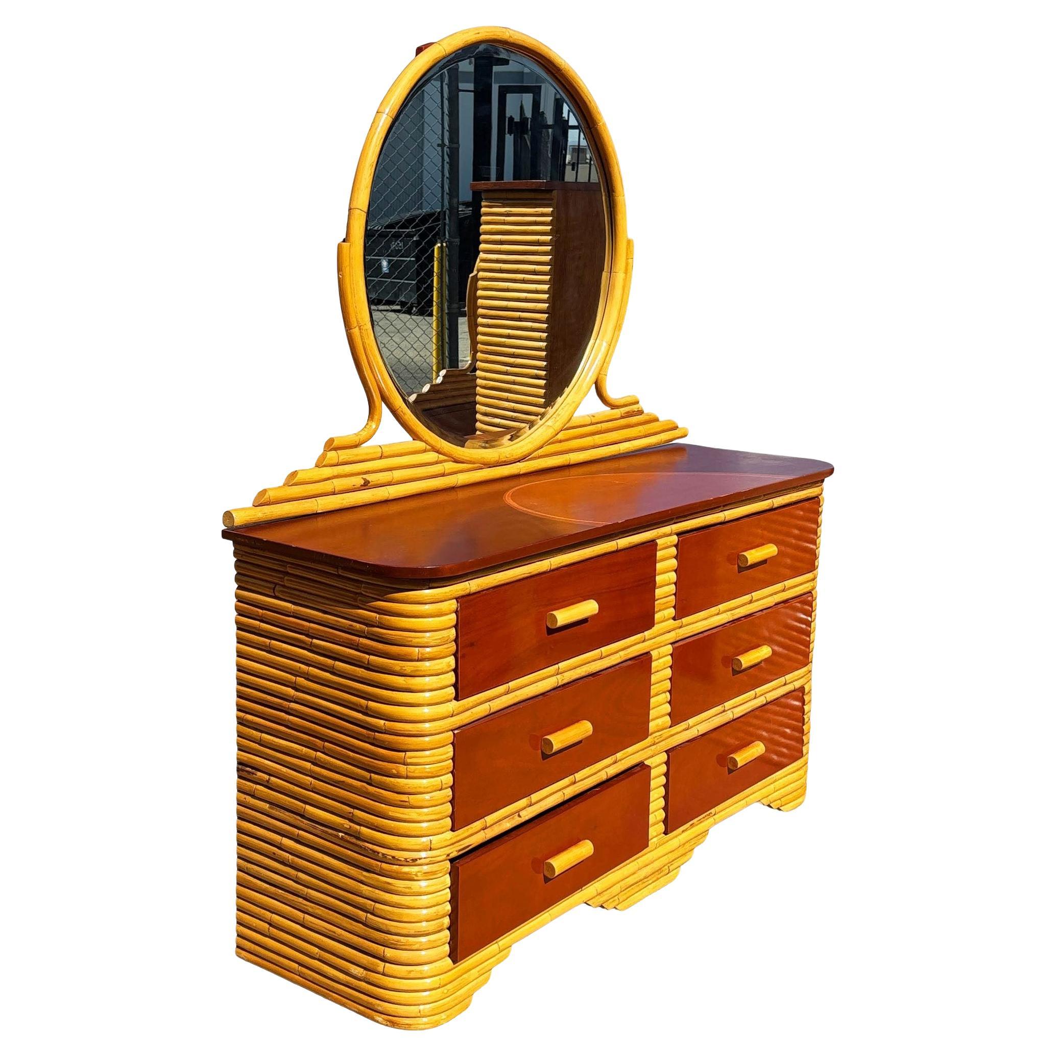Cómoda baja restaurada de ratán y caoba apilada estilo Paul Frankl con espejo en venta