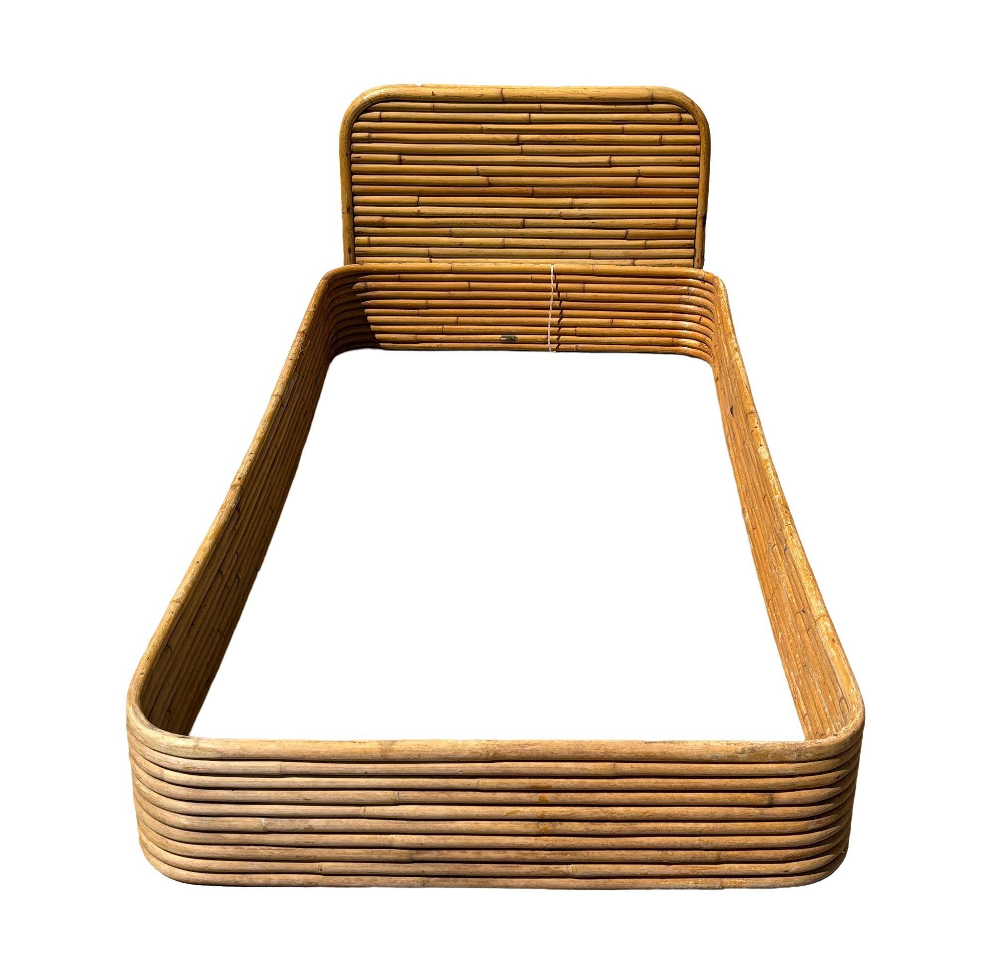 Cadre de lit simple en rotin empilé, inspiré de Paulk Frankl, restauré par Kane Kraft, comprenant une base empilée à 10 pôles et une tête de lit en rotin empilé assortie, offrant un design du milieu du siècle enraciné dans la forme Streamline. Le