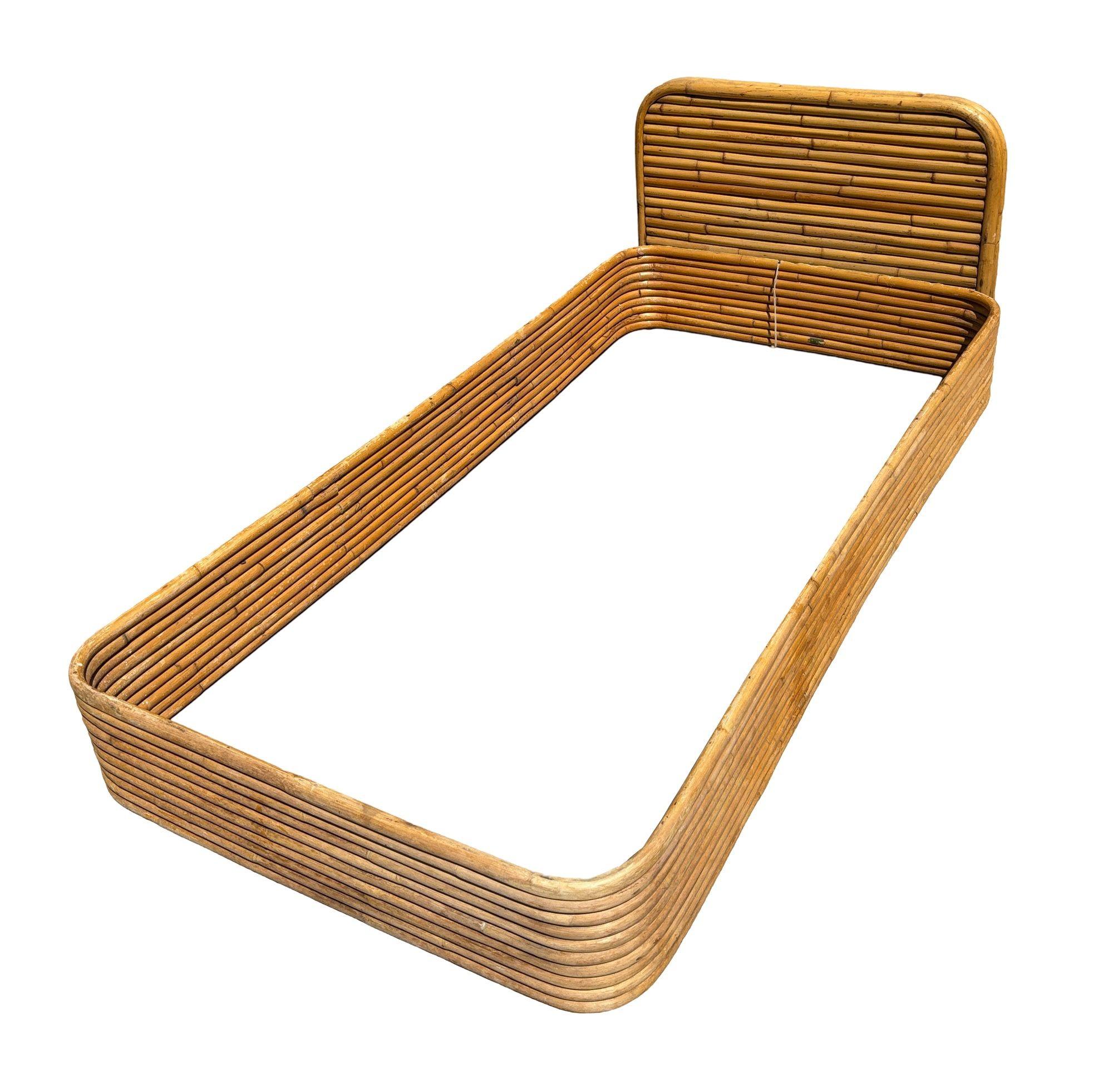 Mid-Century Modern Cadre de lit simple taille en rotin empilé de style Paul Frankl restauré par Kane Kraft en vente