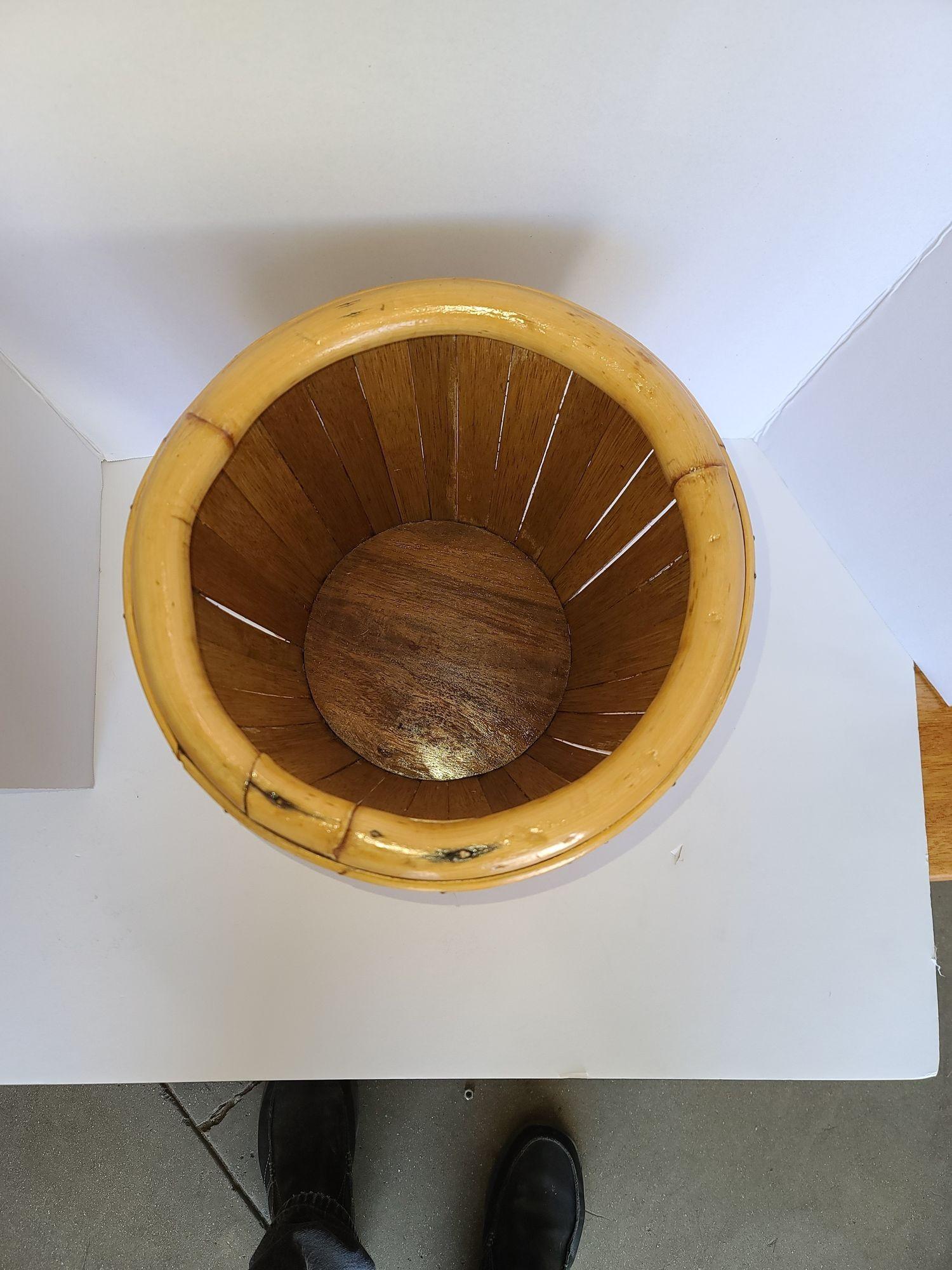 Restauriertes, vertikal gestapeltes Pflanzgefäß aus geteiltem Rattan von Paul Frankl im Zustand „Hervorragend“ im Angebot in Van Nuys, CA