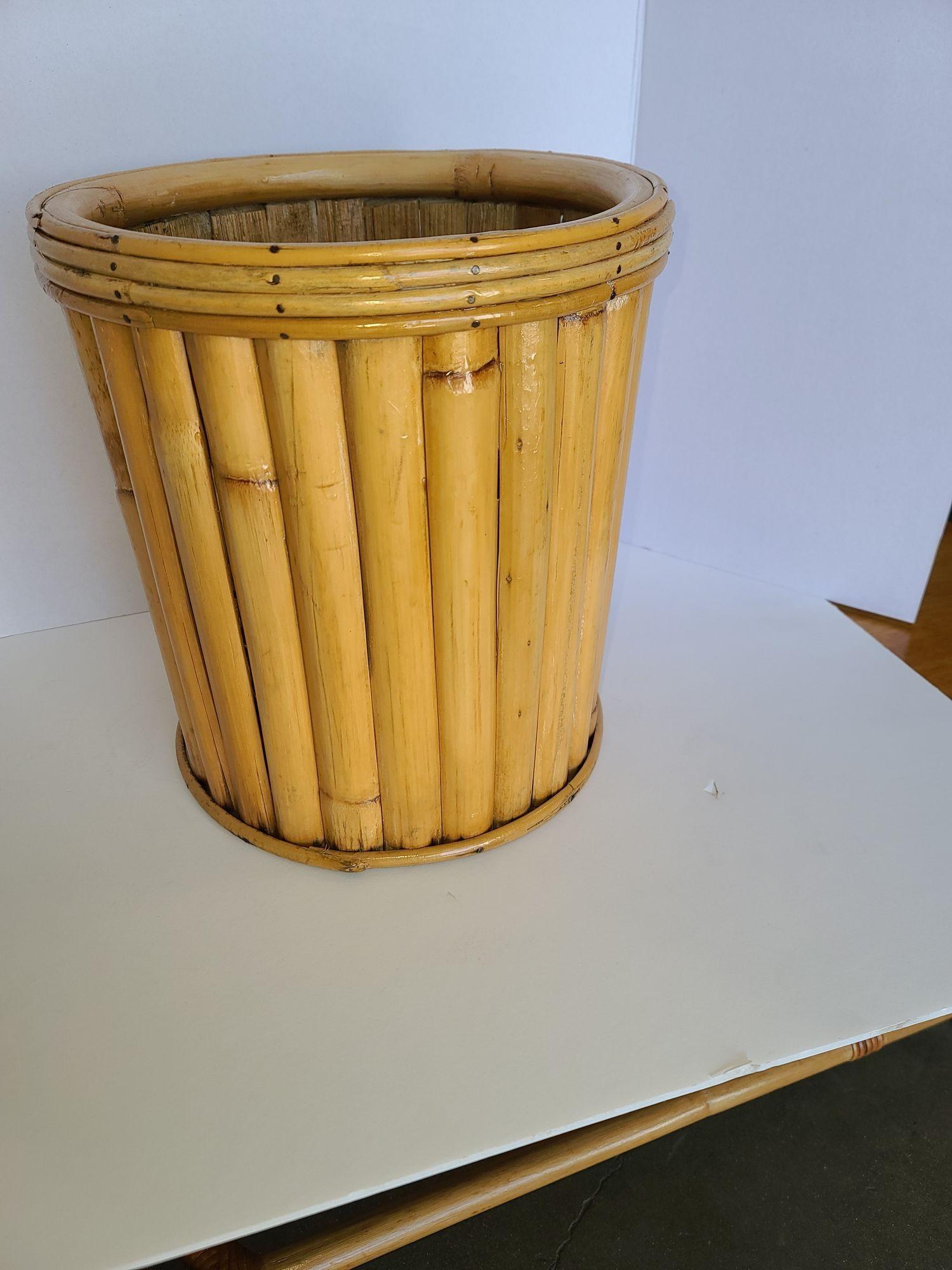 Restaurierter Paul Frankl Vertisch gestapelter Rattan-Wasserkorb, Paar im Zustand „Hervorragend“ im Angebot in Van Nuys, CA