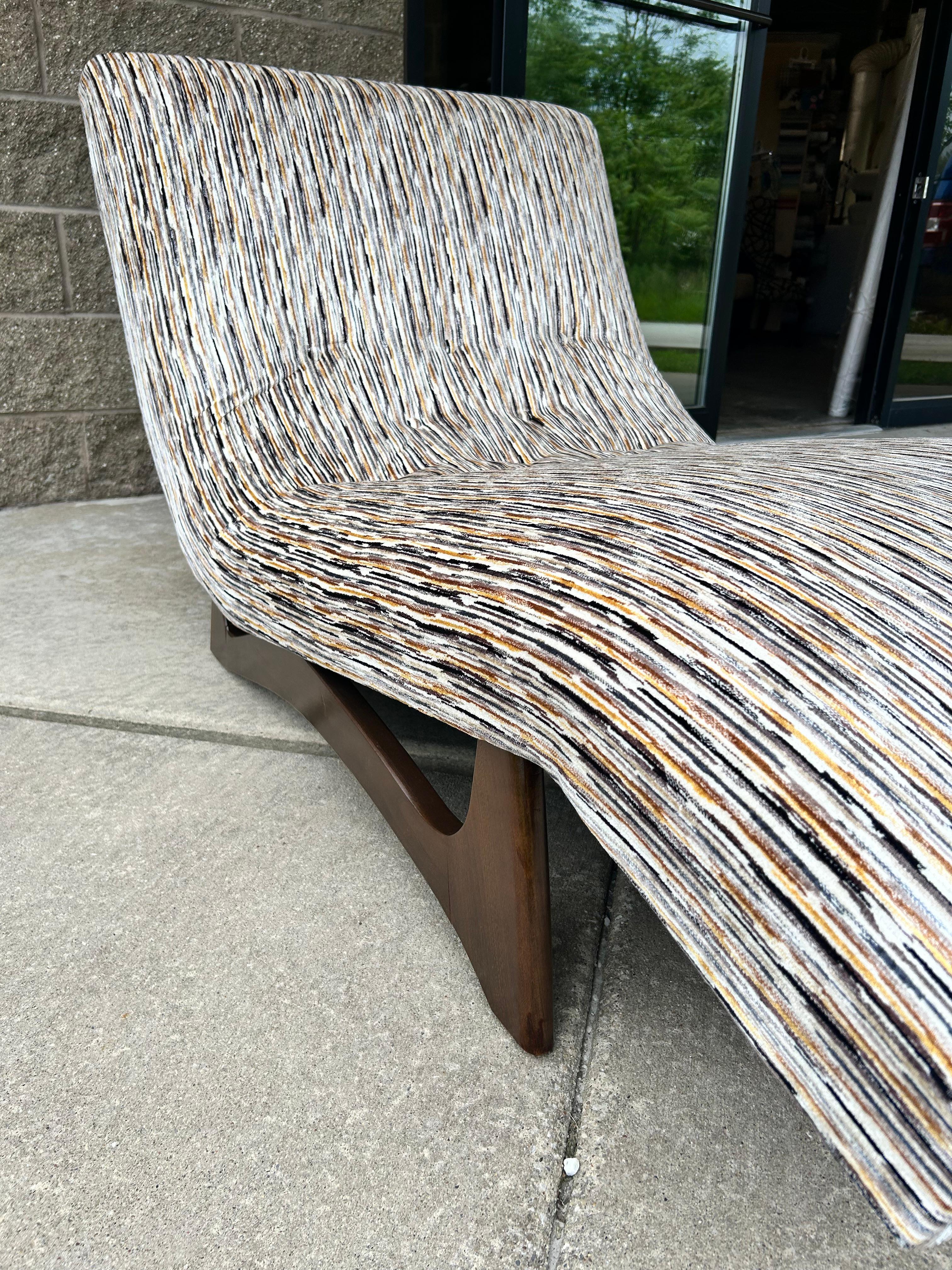 Chaise longue Wave moderne du milieu du siècle, restaurée et tapissée par des experts, dans le style de la chaise longue Wave de Craft Associates, conçue par Adrian Pearsall.  Remeublé en JF Fabrics Parade : Ce velours est composé de fines rayures