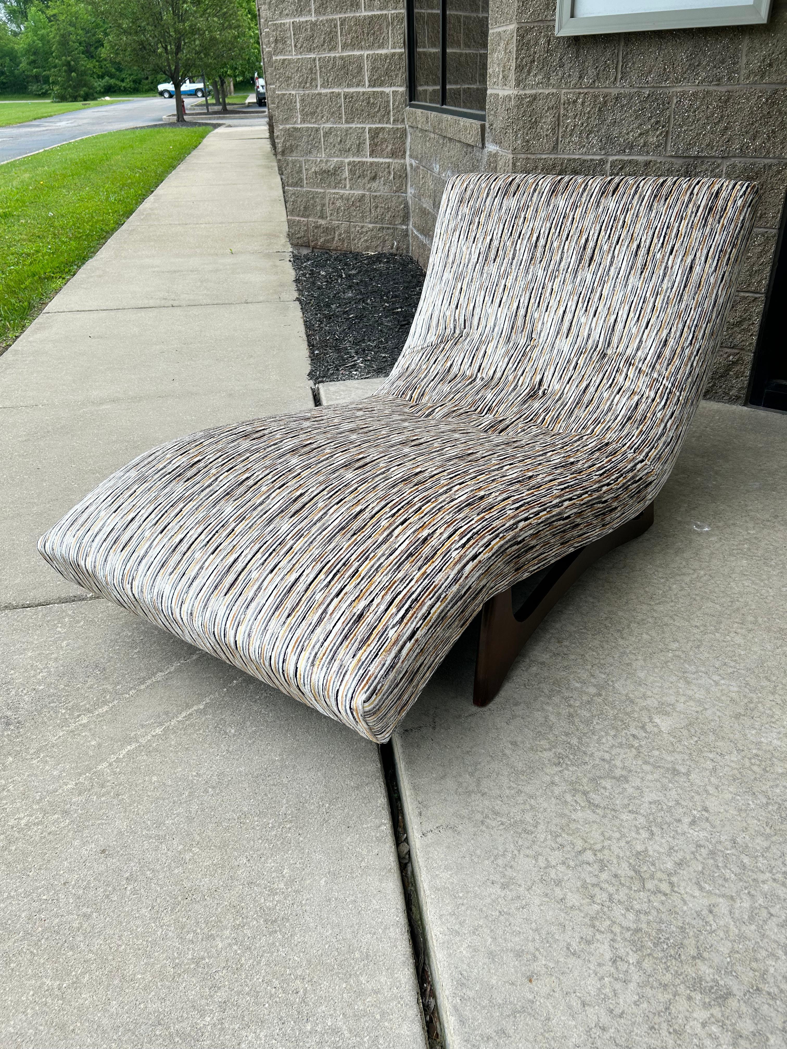 Chaise longue Wave de style Pearsall restaurée Excellent état - En vente à Medina, OH