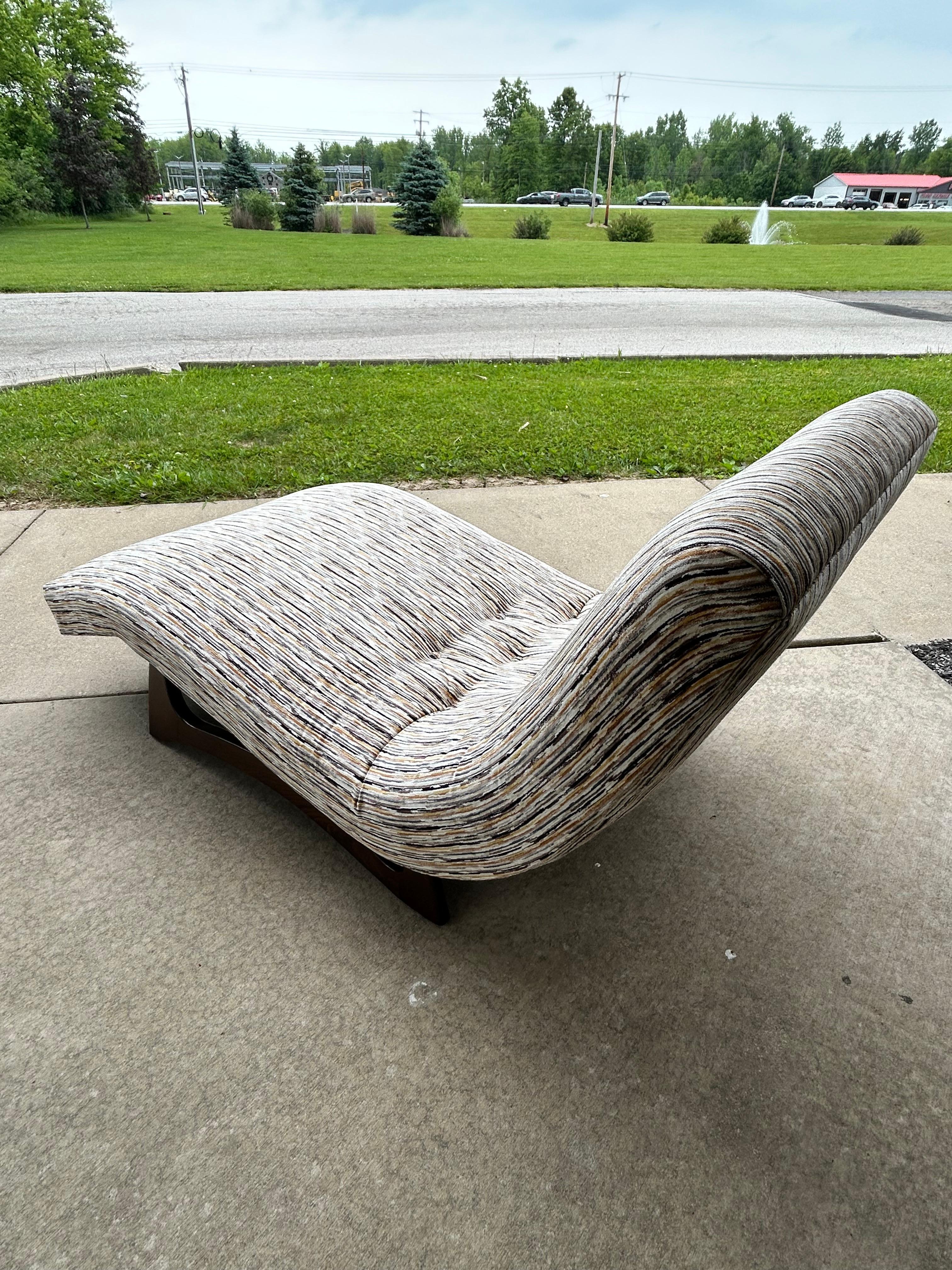 Tissu Chaise longue Wave de style Pearsall restaurée en vente