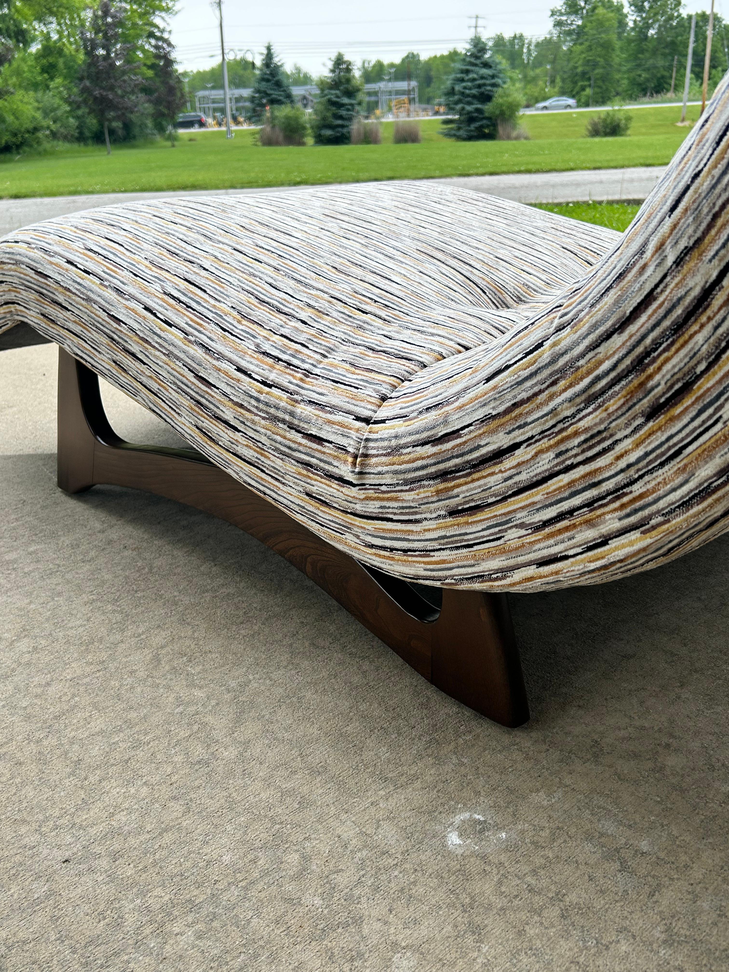 Chaise longue Wave de style Pearsall restaurée en vente 1