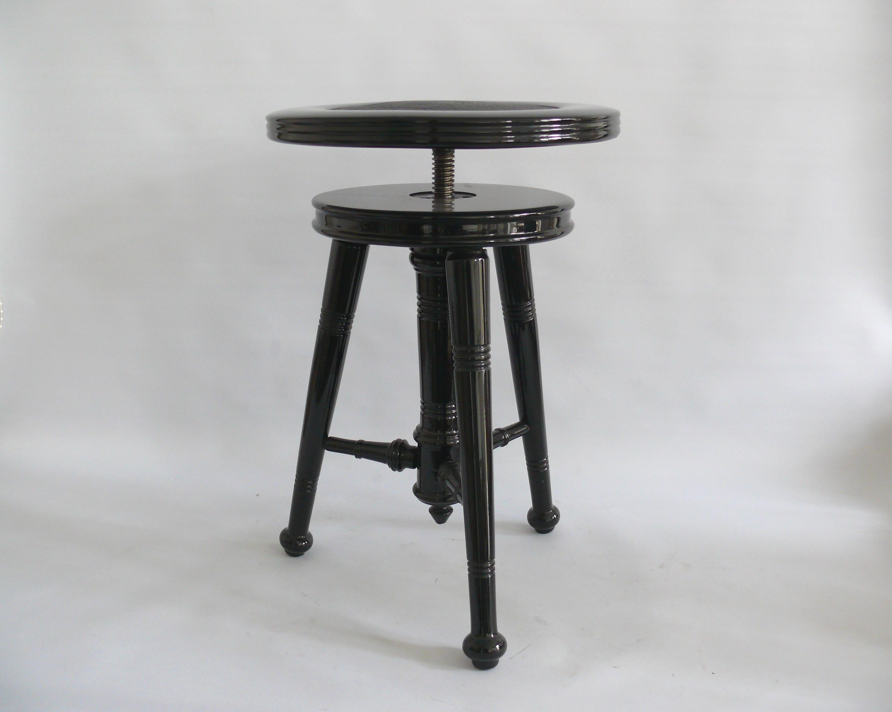 Restaurierter Klavierhocker, spätes 19. Jahrhundert (Art nouveau) im Angebot