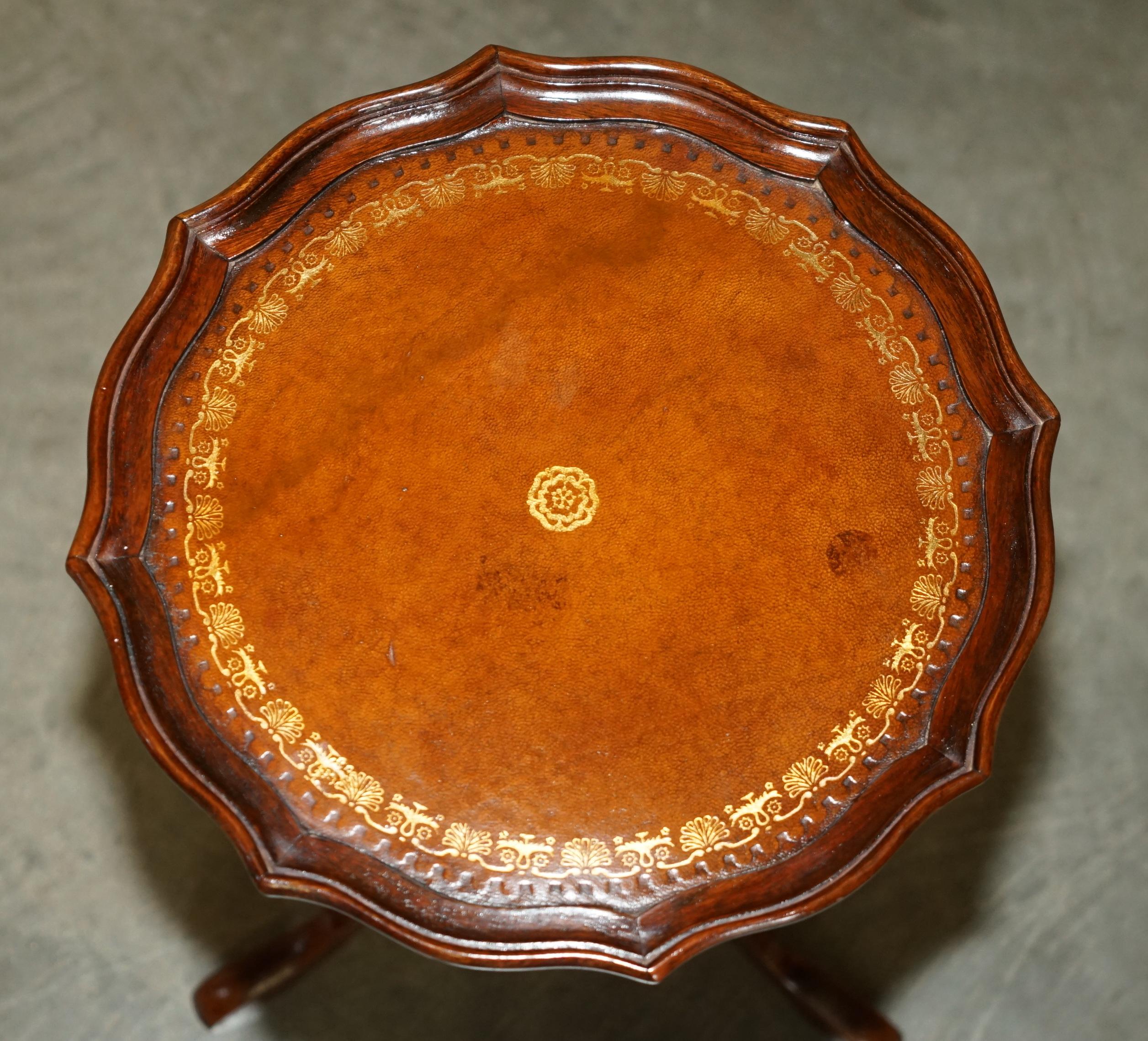 Victorian RESTORED PIE CRUST EDGE GOLD LEAF BROWN LEATHER TRiPOD SIDE END LAMP WINE TABLE For Sale