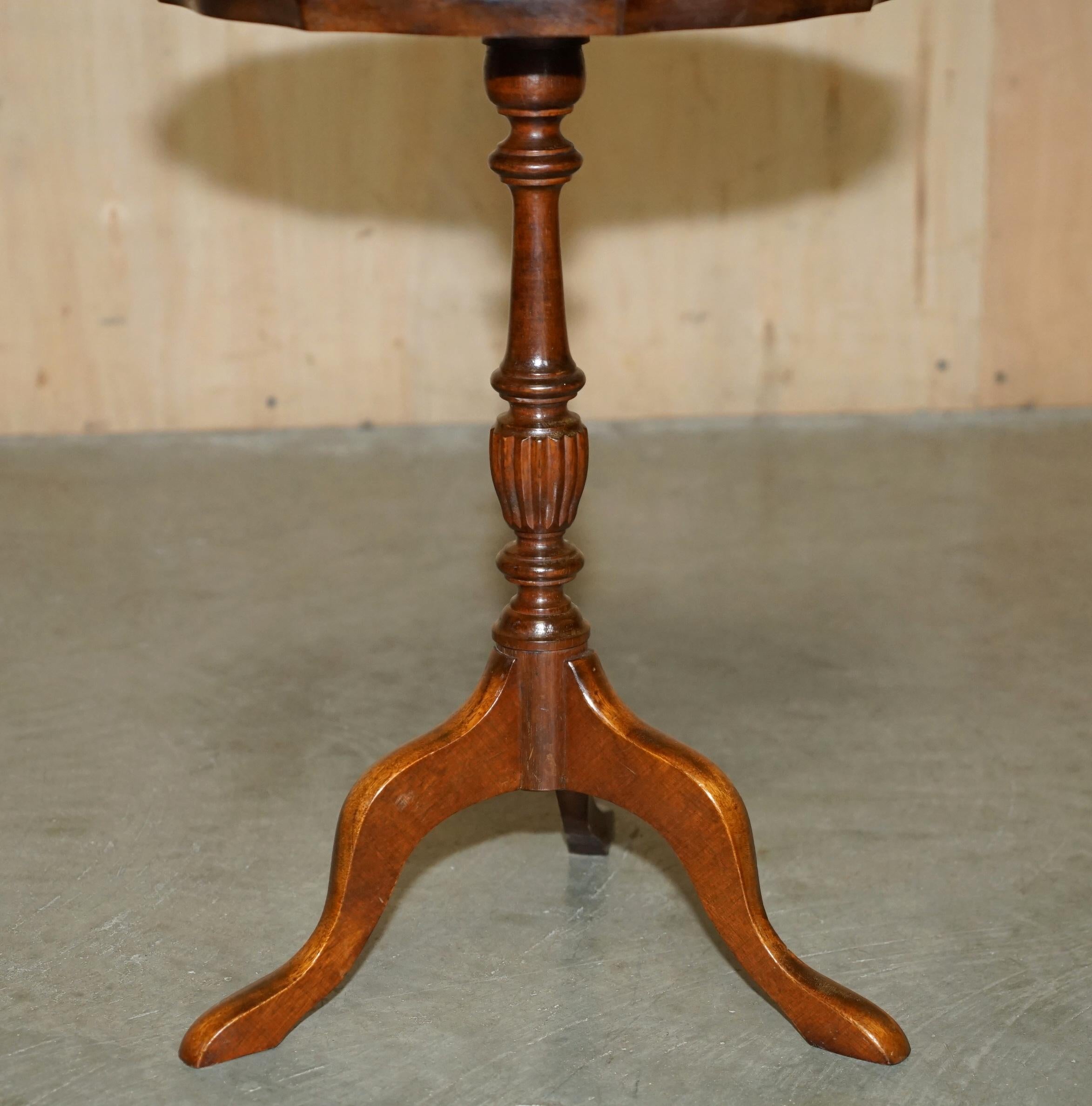RESTORED PIE CRUST EDGE GOLD LEAF BROWN LEATHER TRiPOD SIDE END LAMP WINE TABLE In Good Condition For Sale In West Sussex, Pulborough