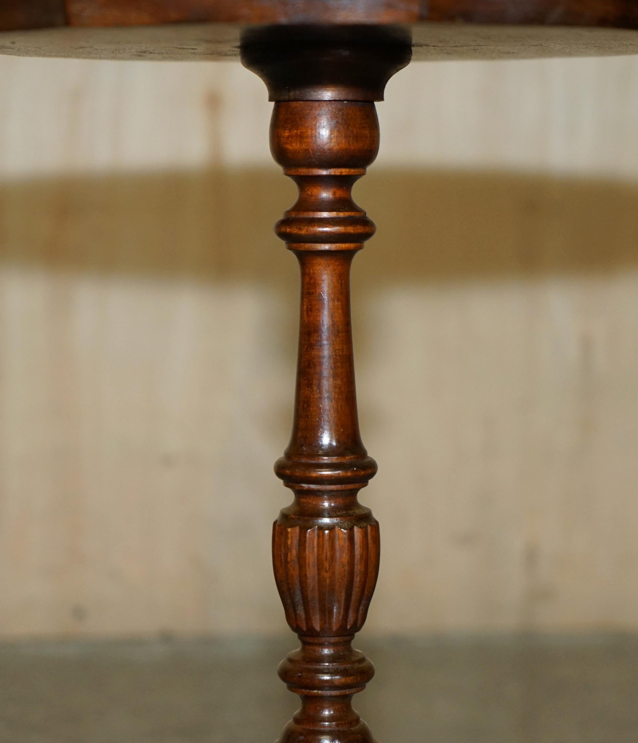 20th Century RESTORED PIE CRUST EDGE GOLD LEAF BROWN LEATHER TRiPOD SIDE END LAMP WINE TABLE For Sale