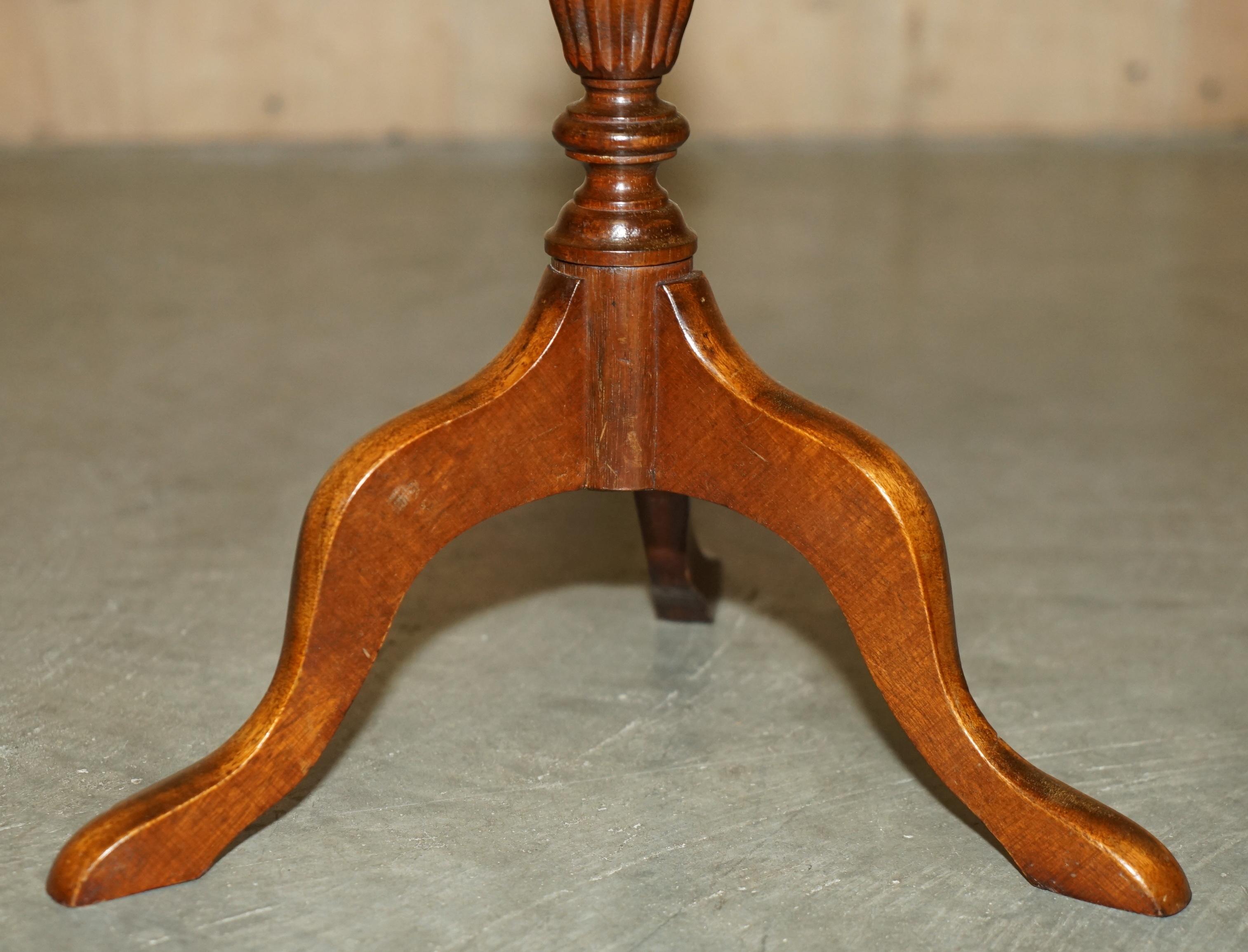 Leather RESTORED PIE CRUST EDGE GOLD LEAF BROWN LEATHER TRiPOD SIDE END LAMP WINE TABLE For Sale