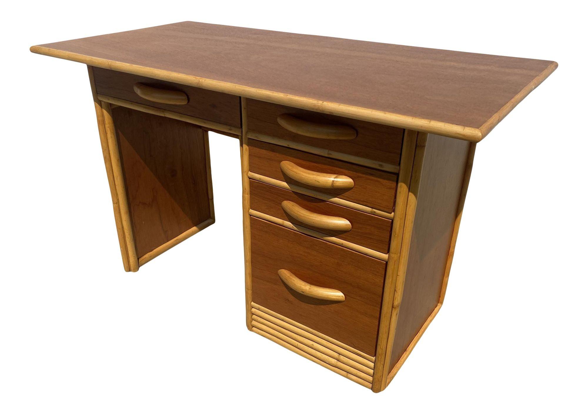 Mid-Century Modern Bureau d'après-guerre restauré en bois de koa hawaïen avec bordure en rotin en vente